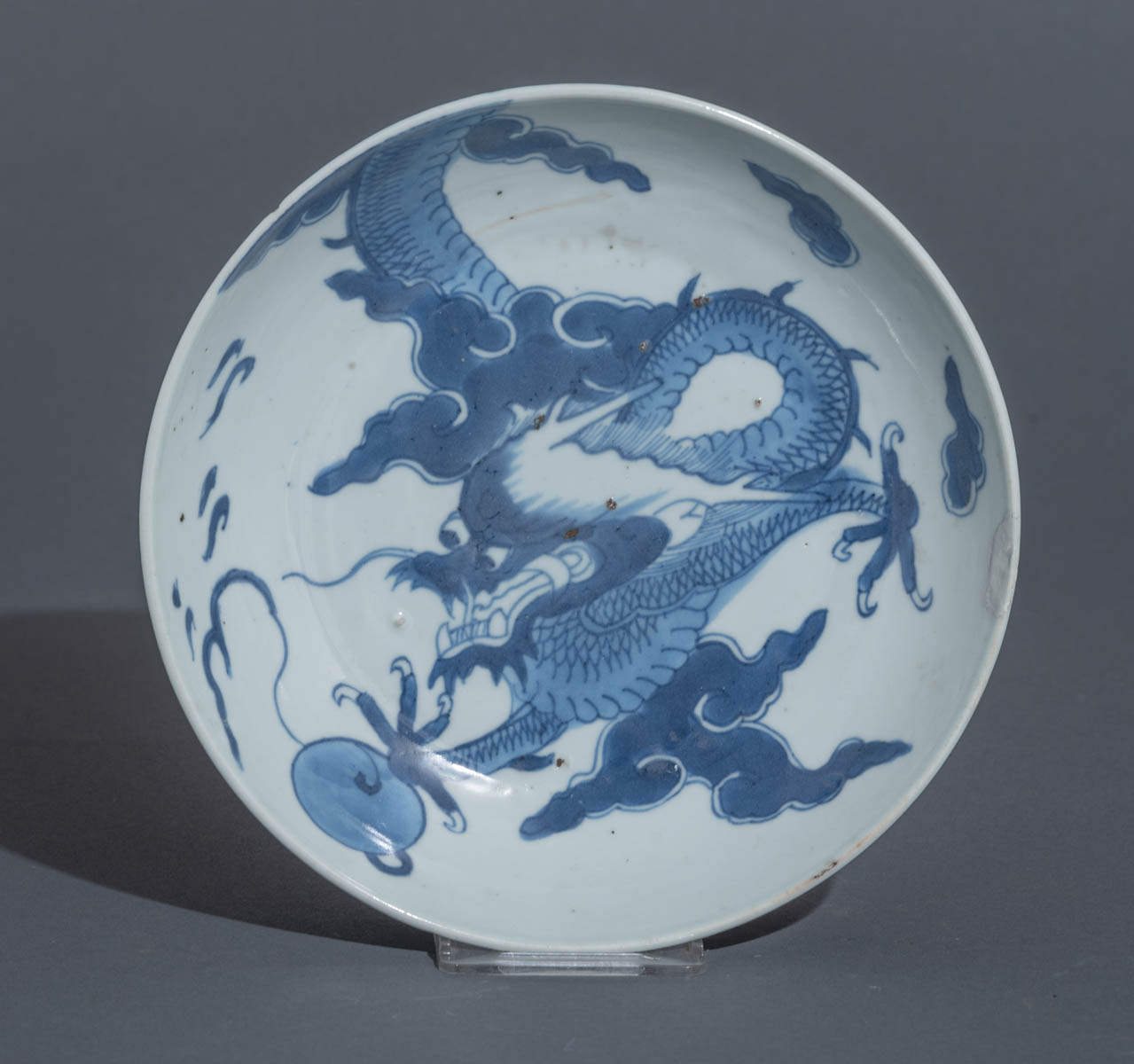 A Chinese blue and white dragon dish - Image 2 of 4