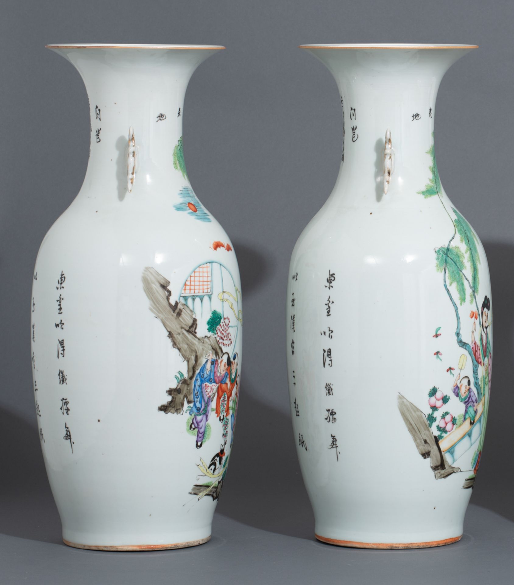 A pair of Chinese famille rose vases - Bild 5 aus 7