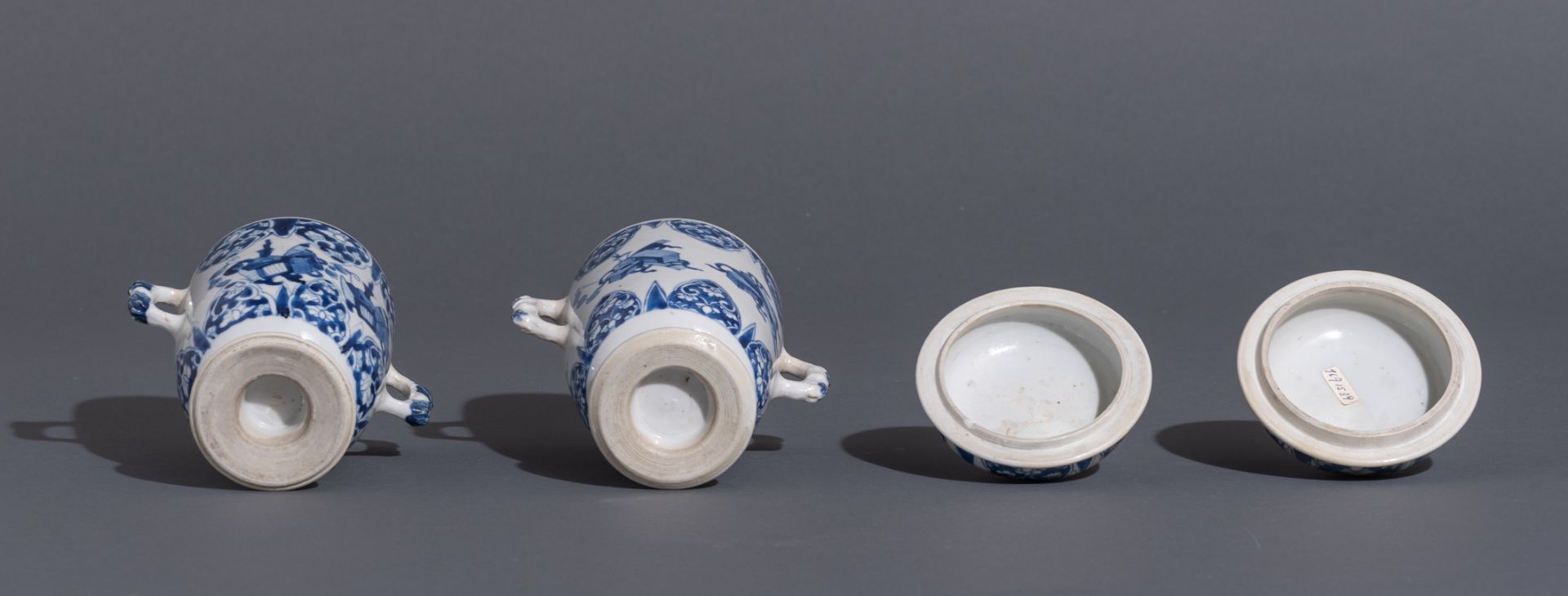 Two Chinese Kangxi period blue and white chalices with covers - Bild 7 aus 7