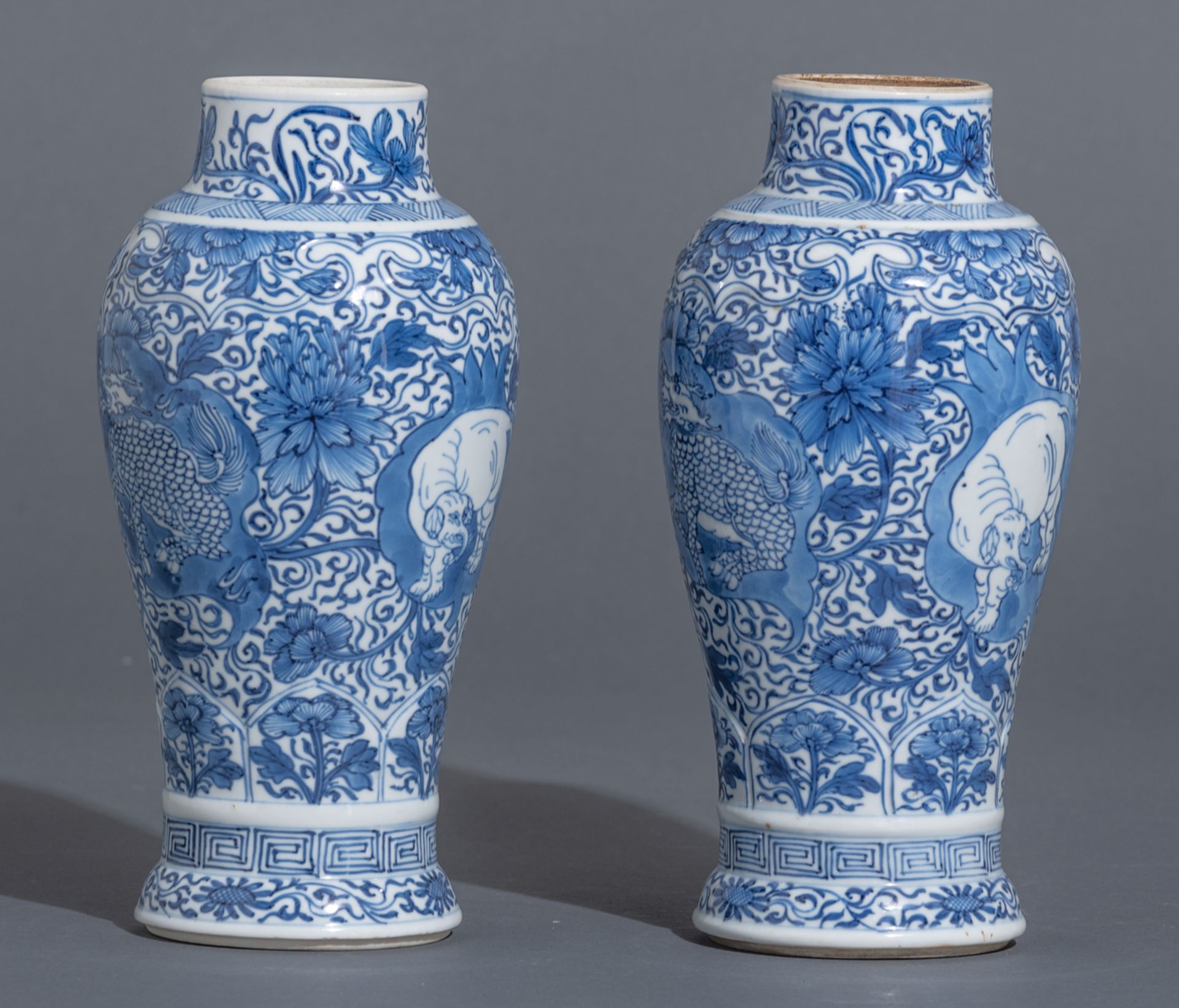 A pair of blue and white floral decorated vases - Image 4 of 9