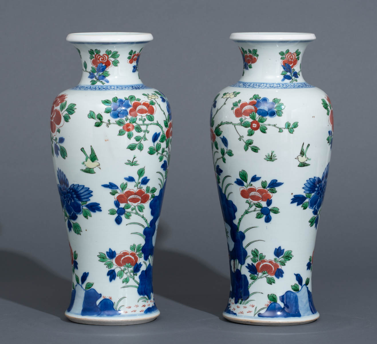 A pair of Chinese wucai vases - Image 4 of 7