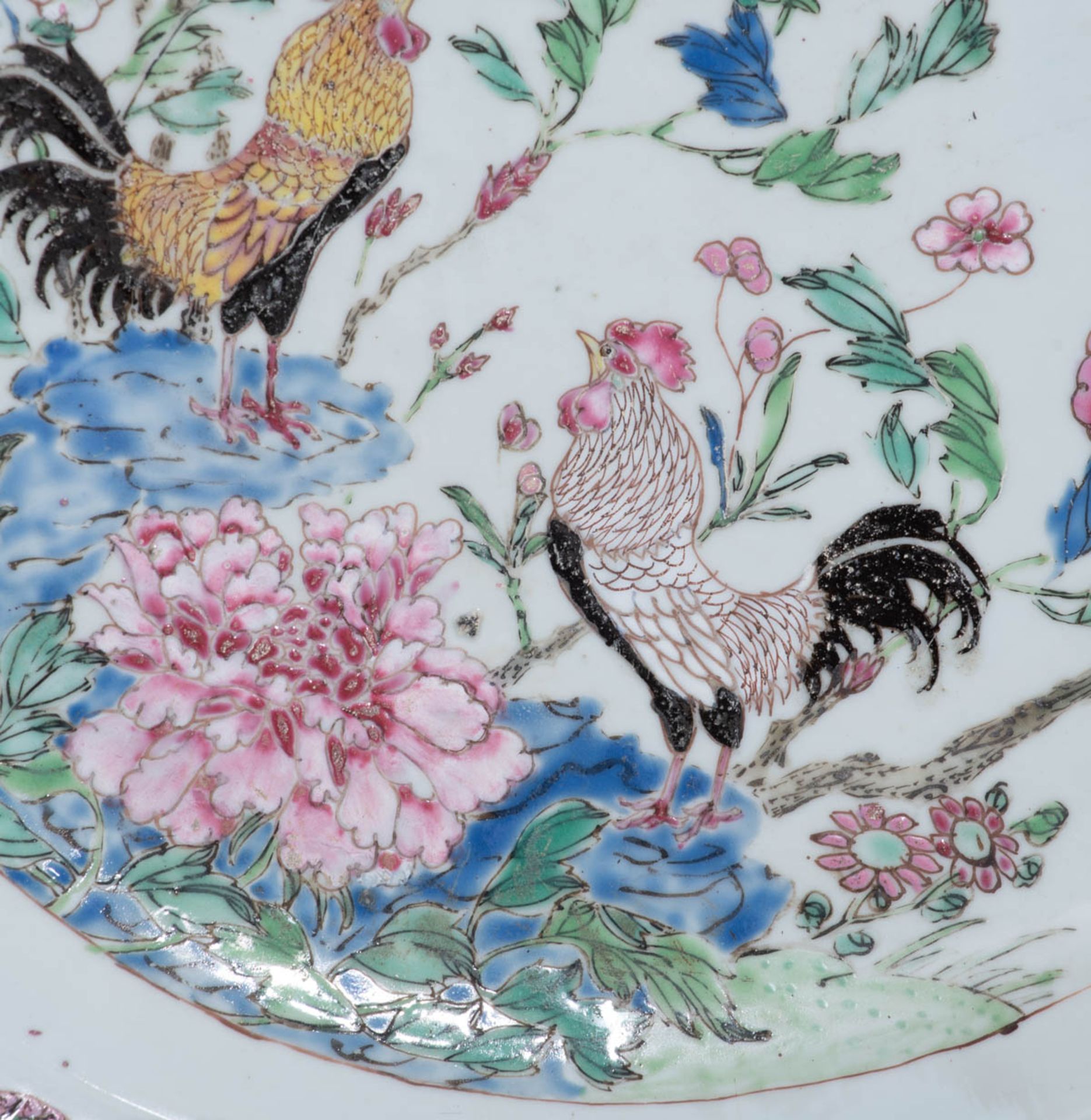 A Chinese famille rose export porcelain plate - Image 8 of 8