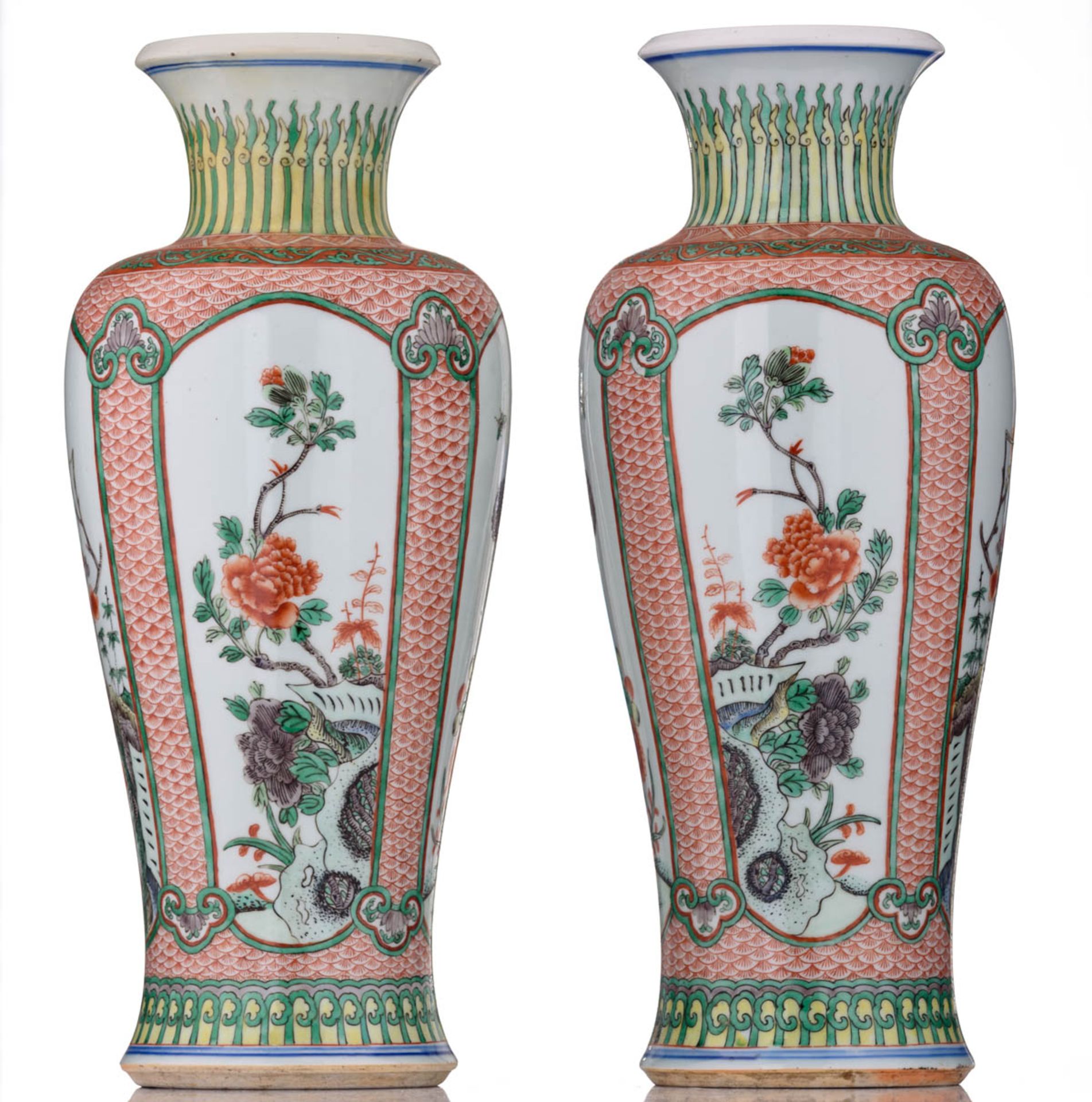 A pair of Chinese famille verte vases - Bild 5 aus 7