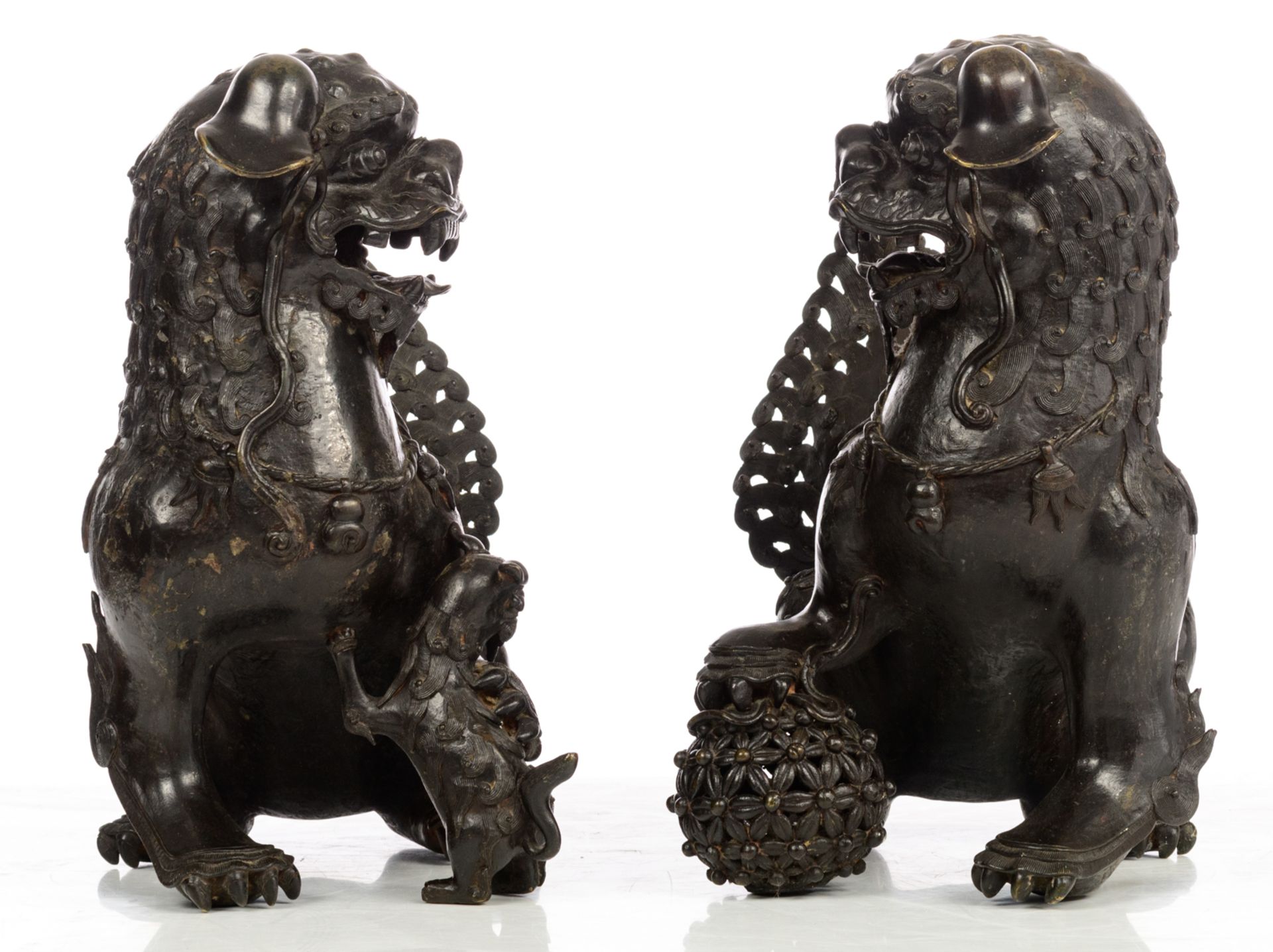 A pair of Japanese bronze playful Shishi dogs - Image 6 of 8
