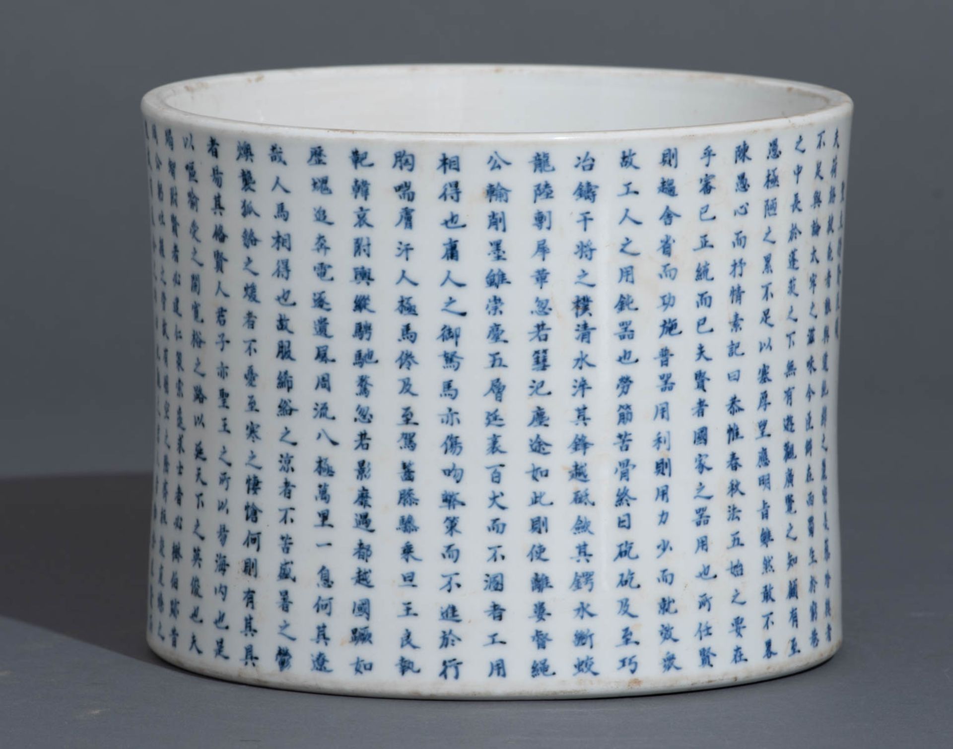 A Chinese blue and white brushpot with the text of 'Sheng Zhu De Xian Chen Song' - Bild 3 aus 10