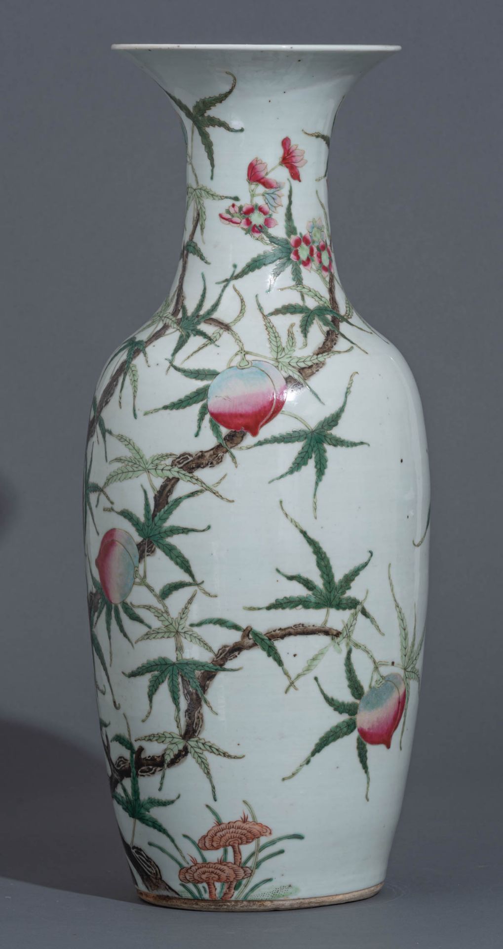 A Chinese famille rose 'Nine Peaches' vase - Bild 3 aus 8