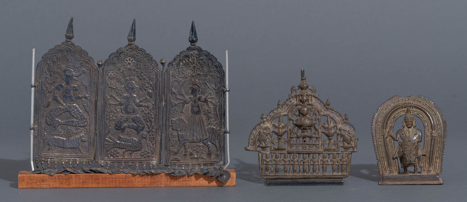 A collection Oriental (Indian) and Middle Eastern decorative items and various attributes useful for - Bild 2 aus 12