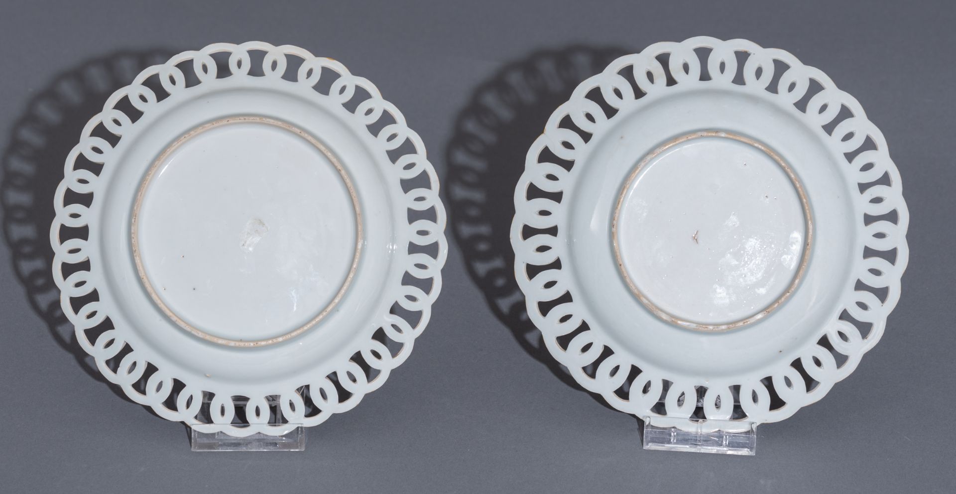 A pair of Chinese Kangxi period famille verte 'Ring' dishes - Image 3 of 3