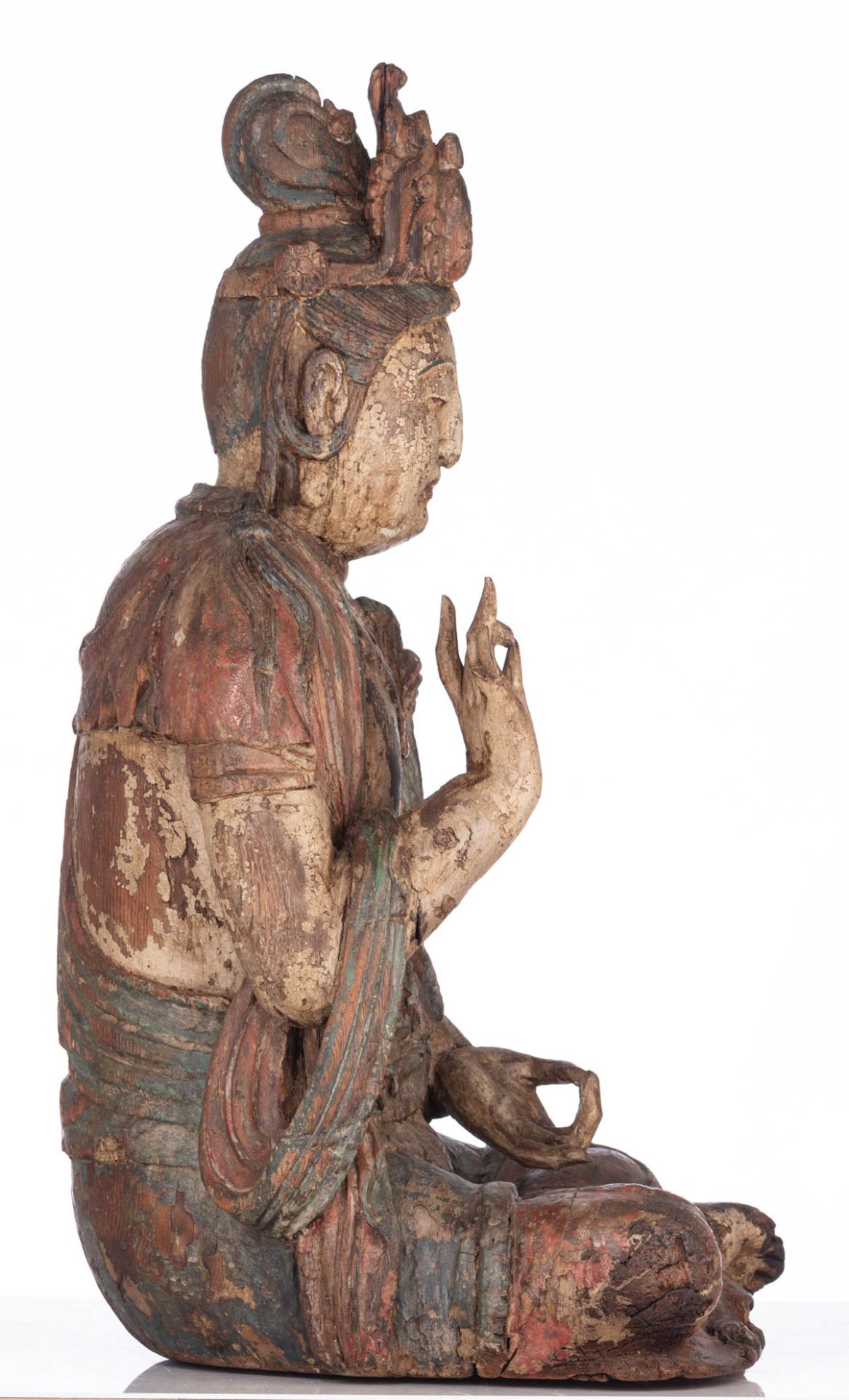 A polychrome paint wooden seated Guanyin in a 'lotus' posture - Bild 4 aus 5