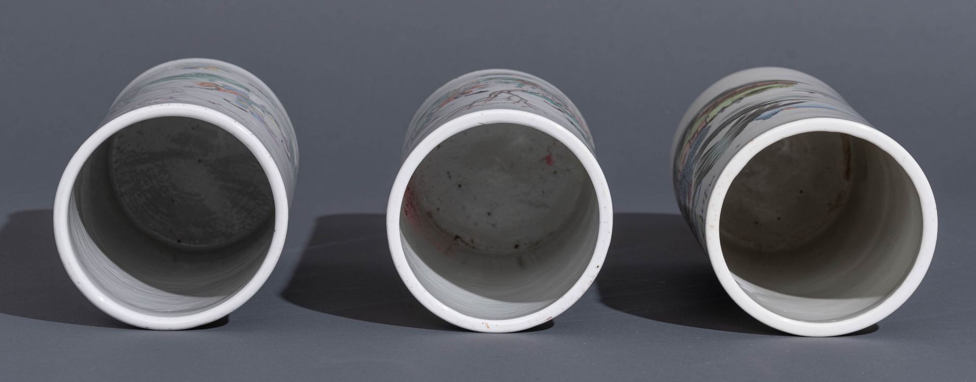 Six Chinese polychrome decorated cylindrical vases - Bild 6 aus 14