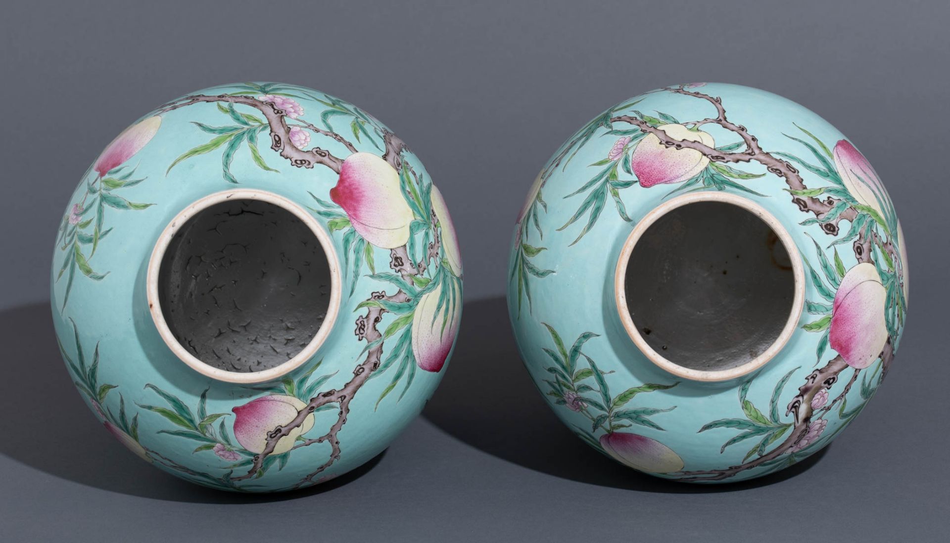 A pair of turquoise ground covered vases - Bild 6 aus 9