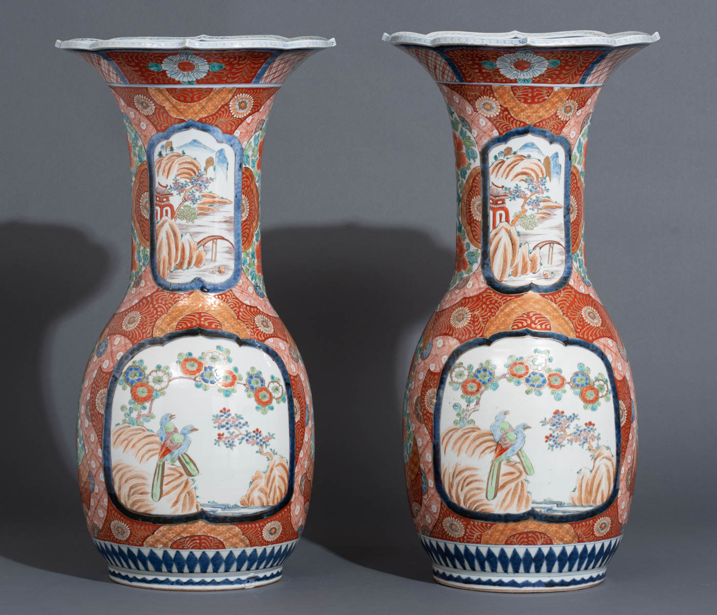 A pair of Japanese vases with scalloped rim - Image 4 of 11