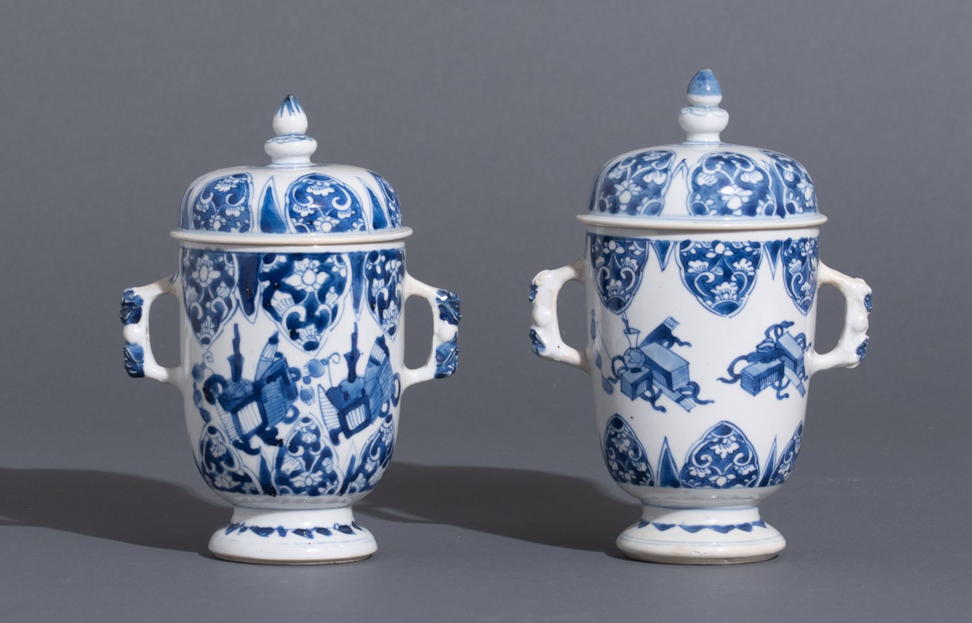 Two Chinese Kangxi period blue and white chalices with covers - Bild 4 aus 7