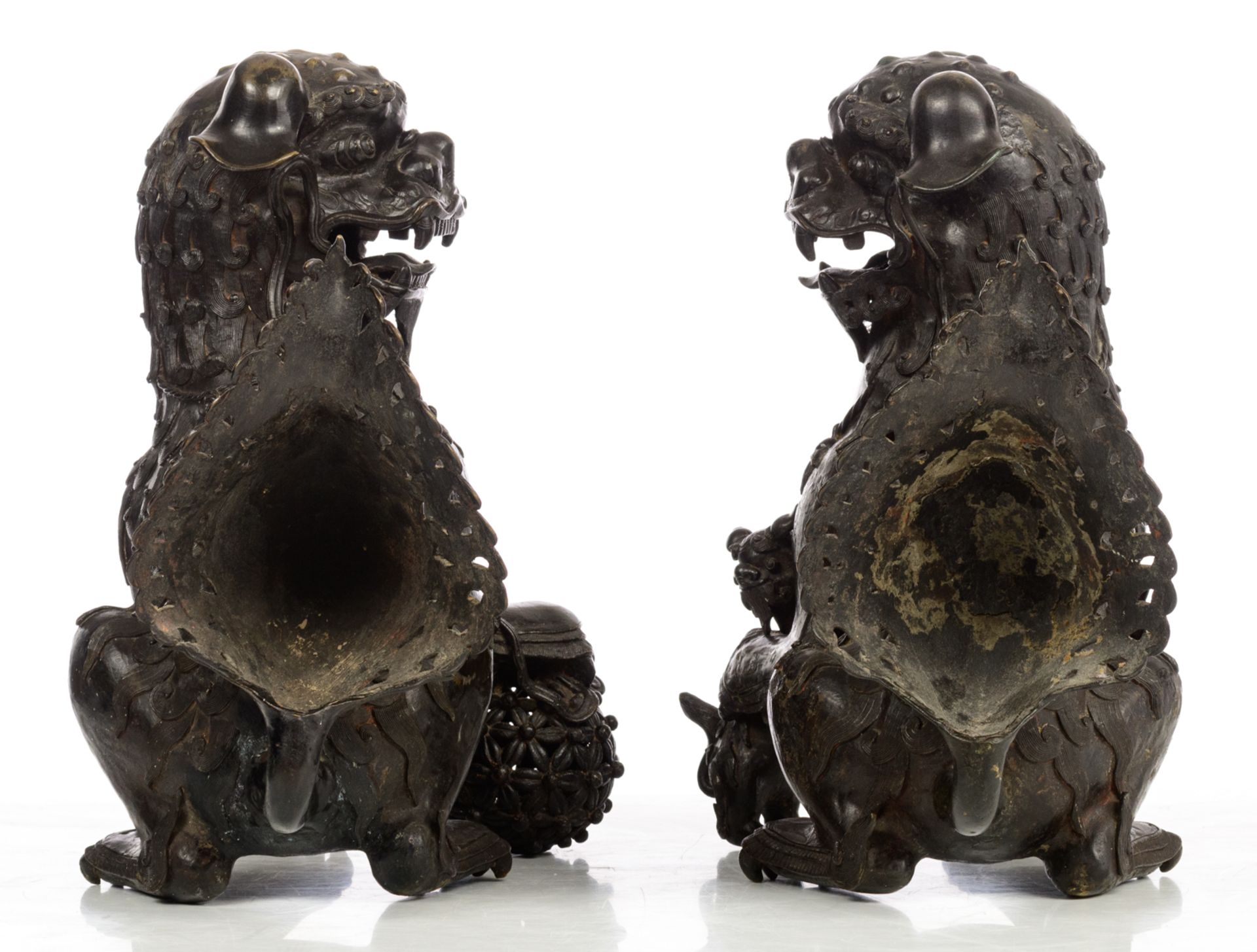 A pair of Japanese bronze playful Shishi dogs - Image 5 of 8