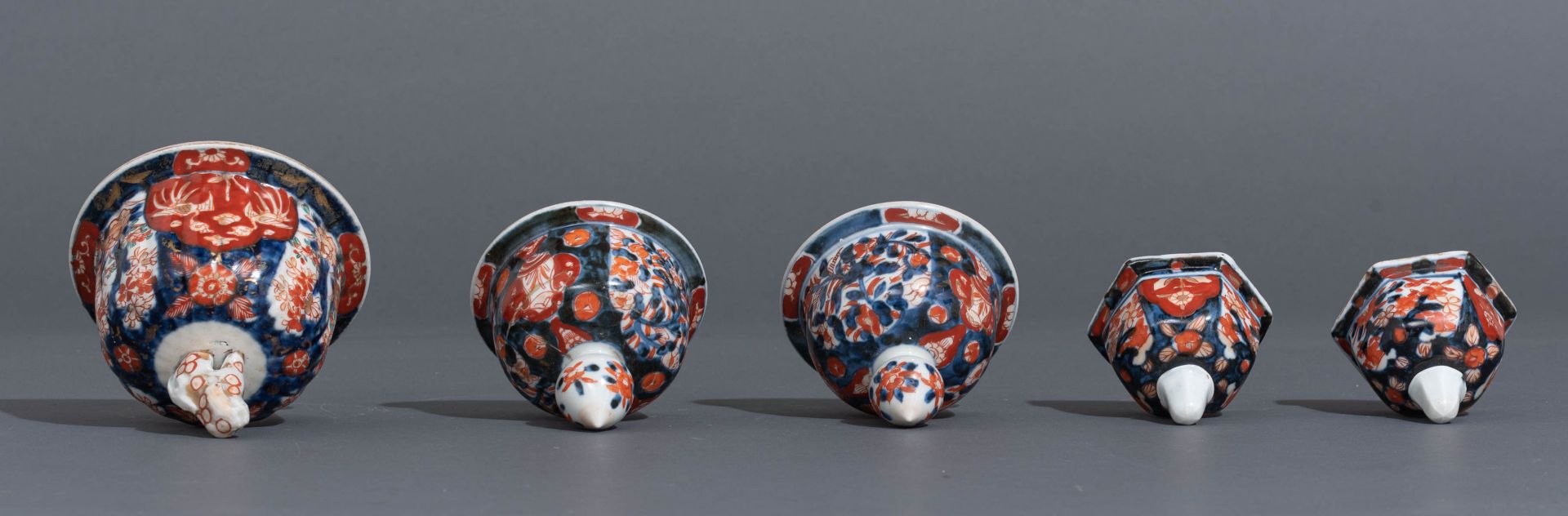 A collection of five Japanese Imari vases and covers - Image 9 of 9