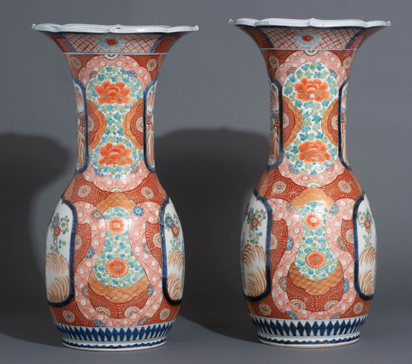 A pair of Japanese vases with scalloped rim - Image 3 of 11