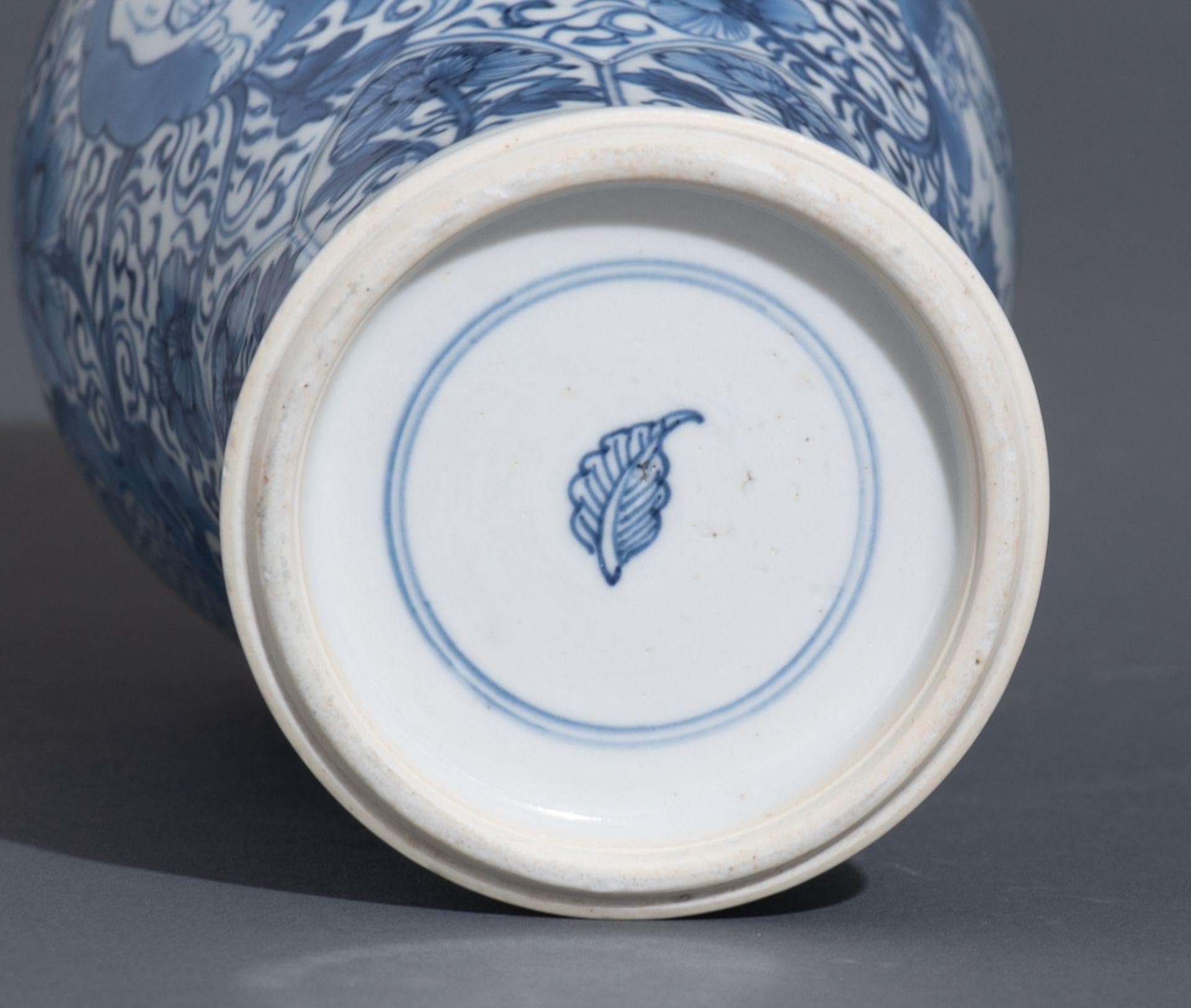 A pair of blue and white floral decorated vases - Image 8 of 9