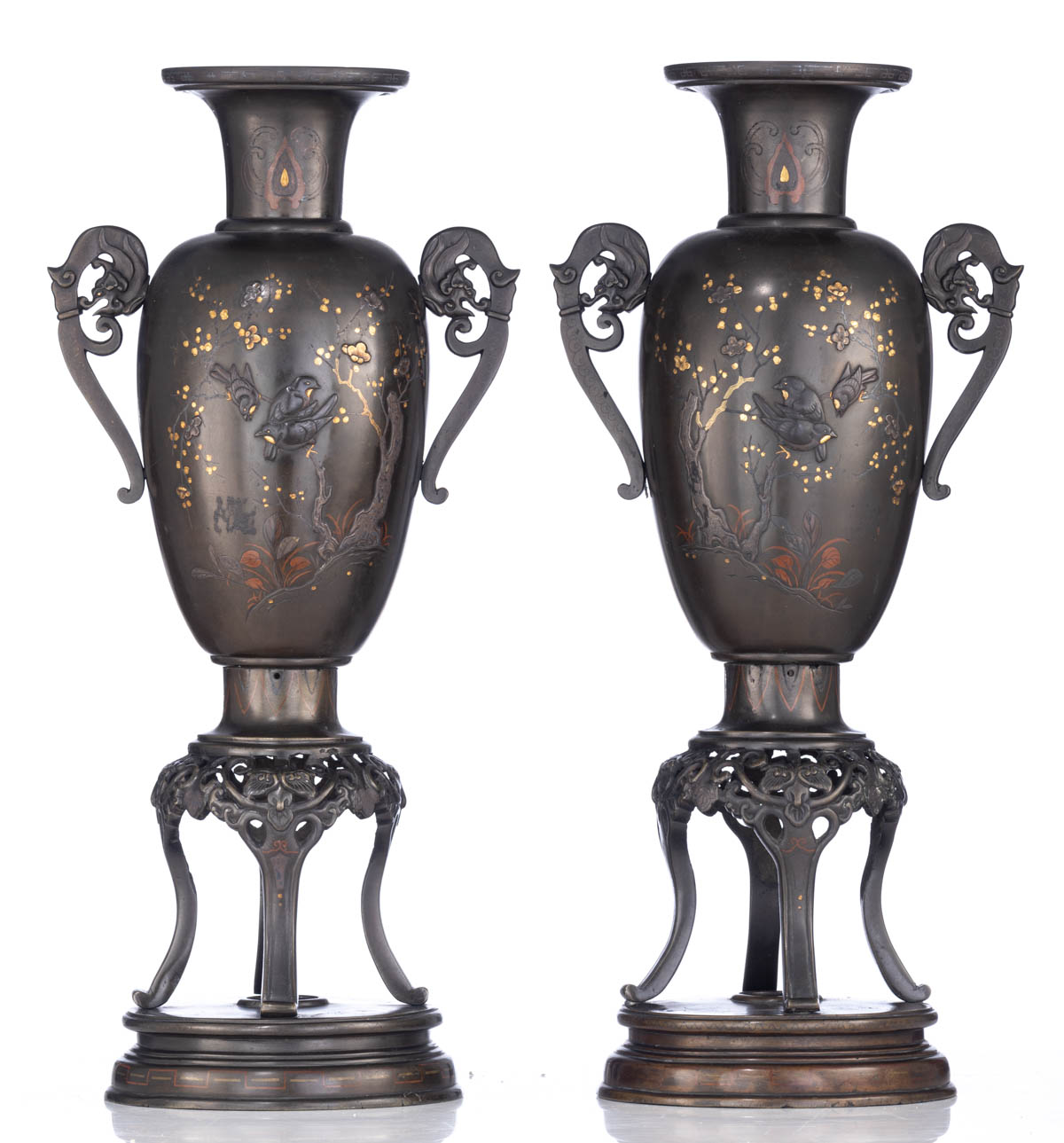 A pair of Japanese bronze vases - Image 2 of 7