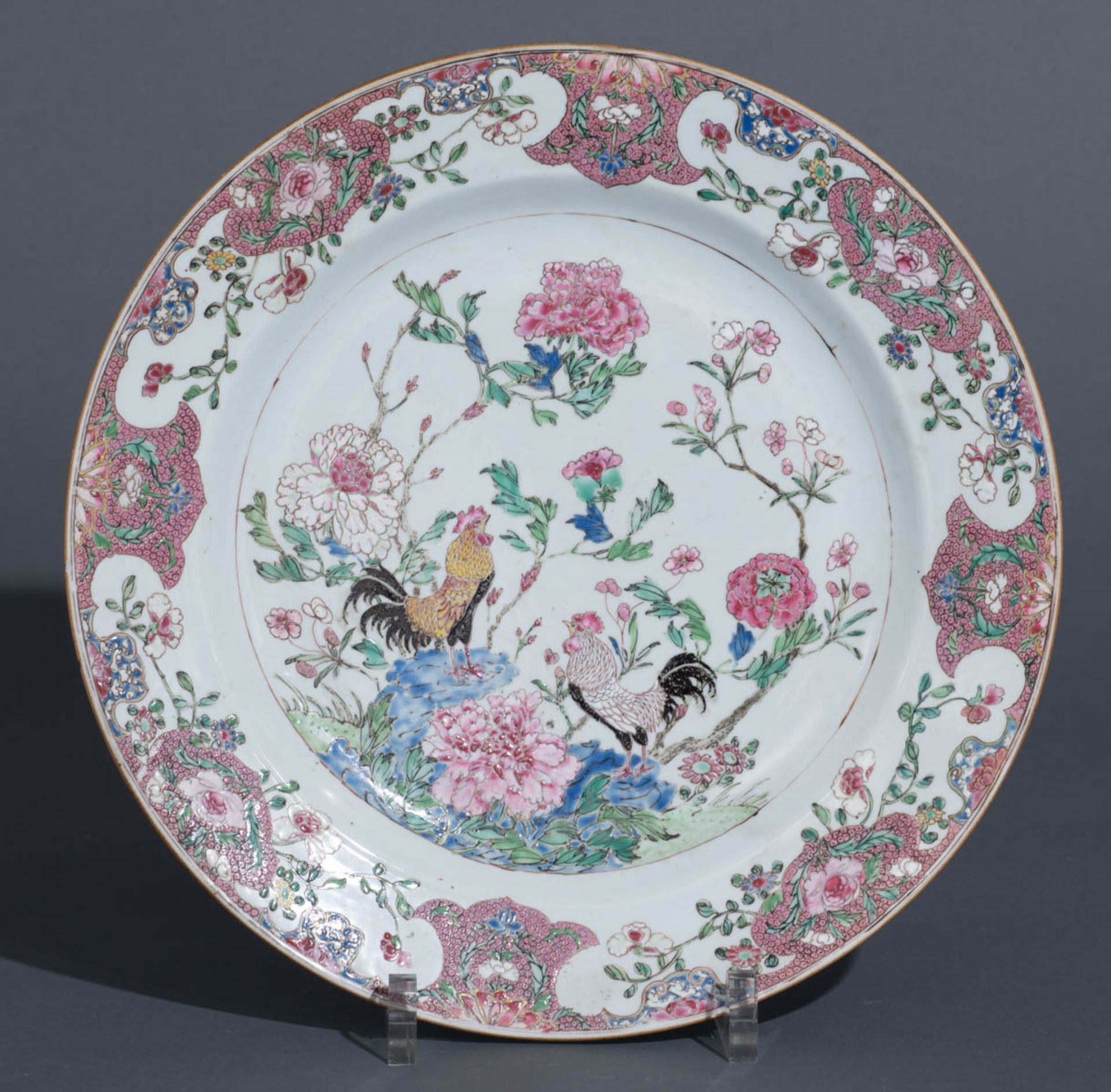 A Chinese famille rose export porcelain plate - Image 2 of 8