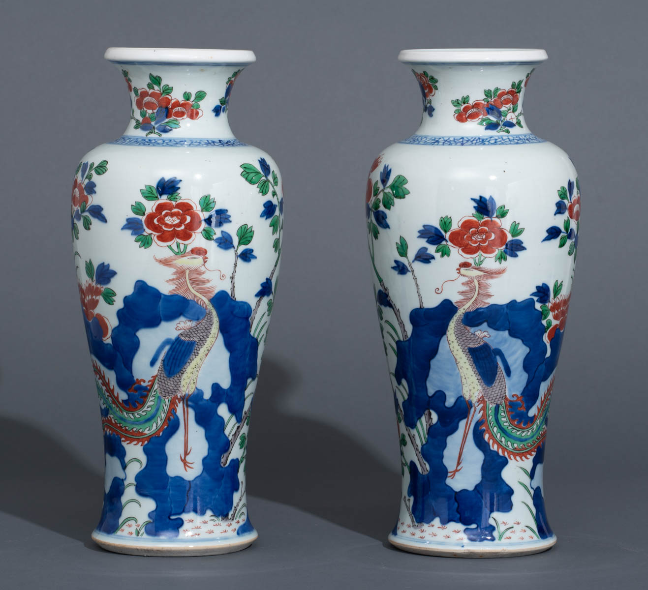 A pair of Chinese wucai vases - Image 2 of 7