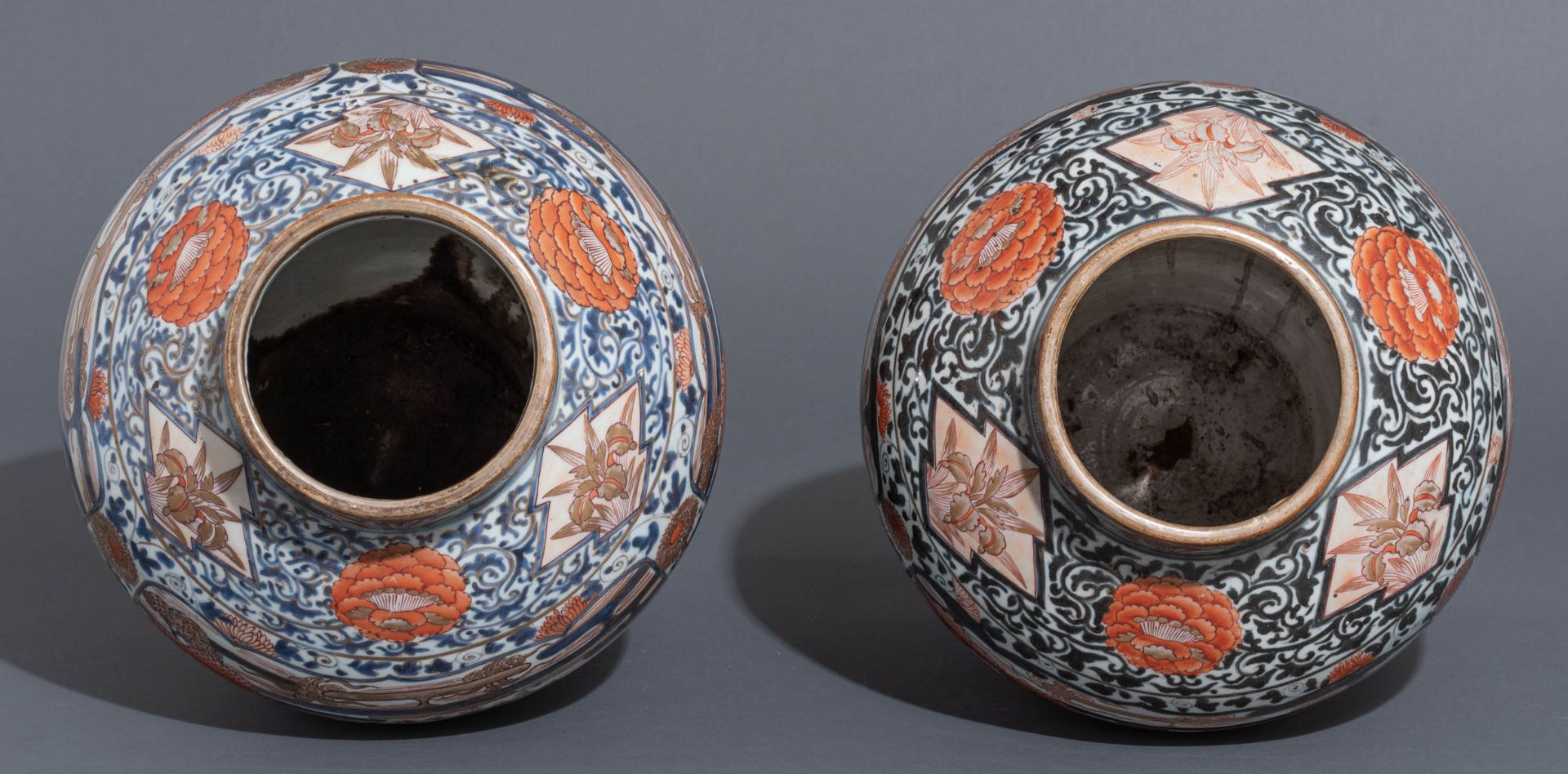 A pair of Japanese Imari covered vases - Image 7 of 8