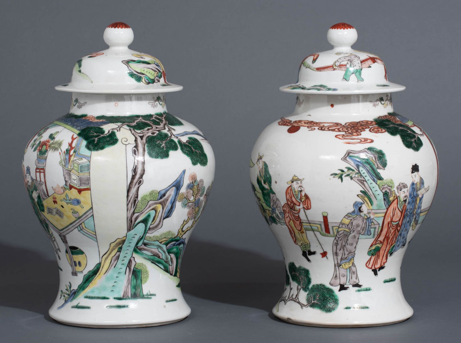 Two Chinese polychrome vases and covers - Bild 5 aus 7