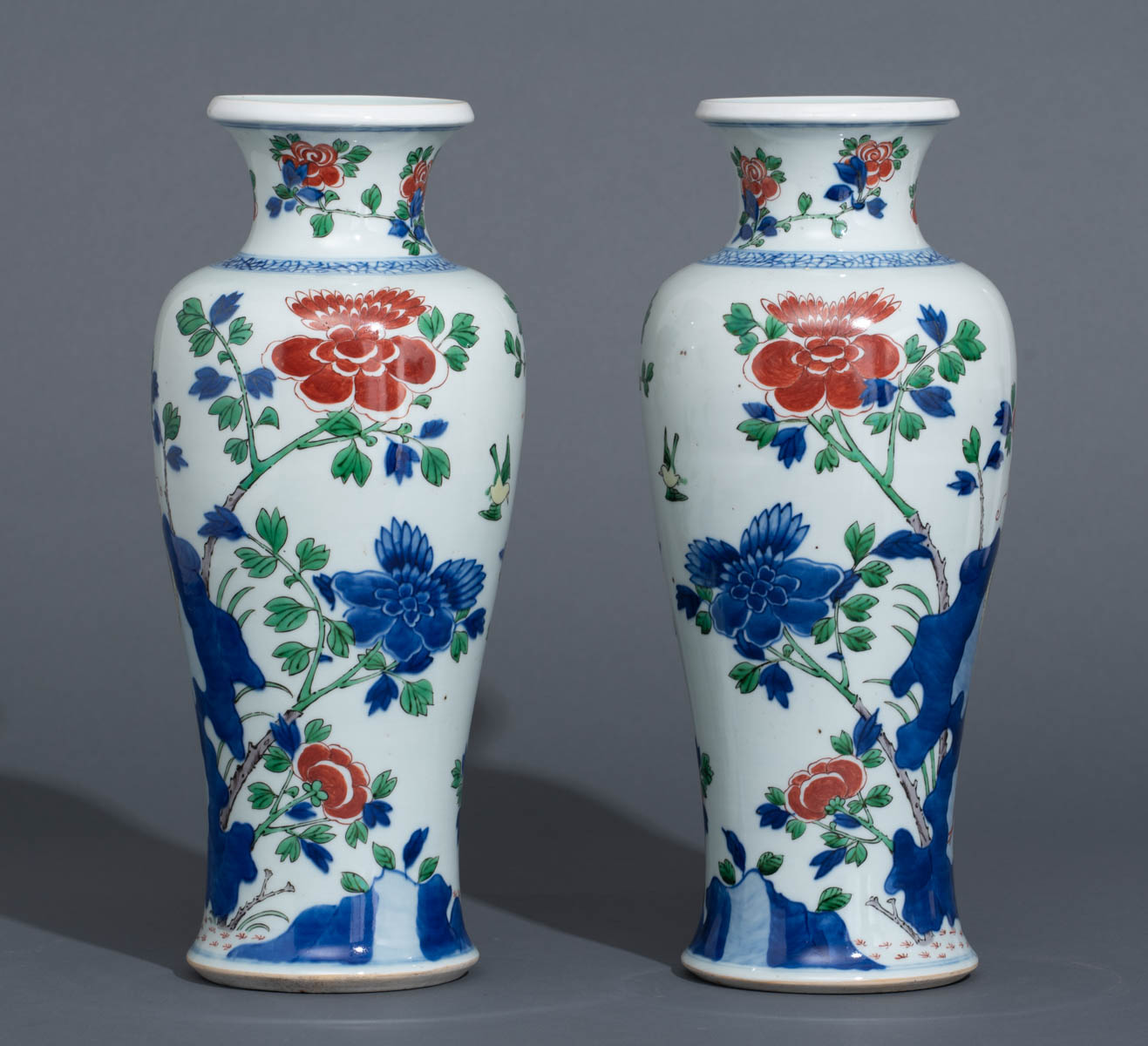 A pair of Chinese wucai vases - Image 5 of 7