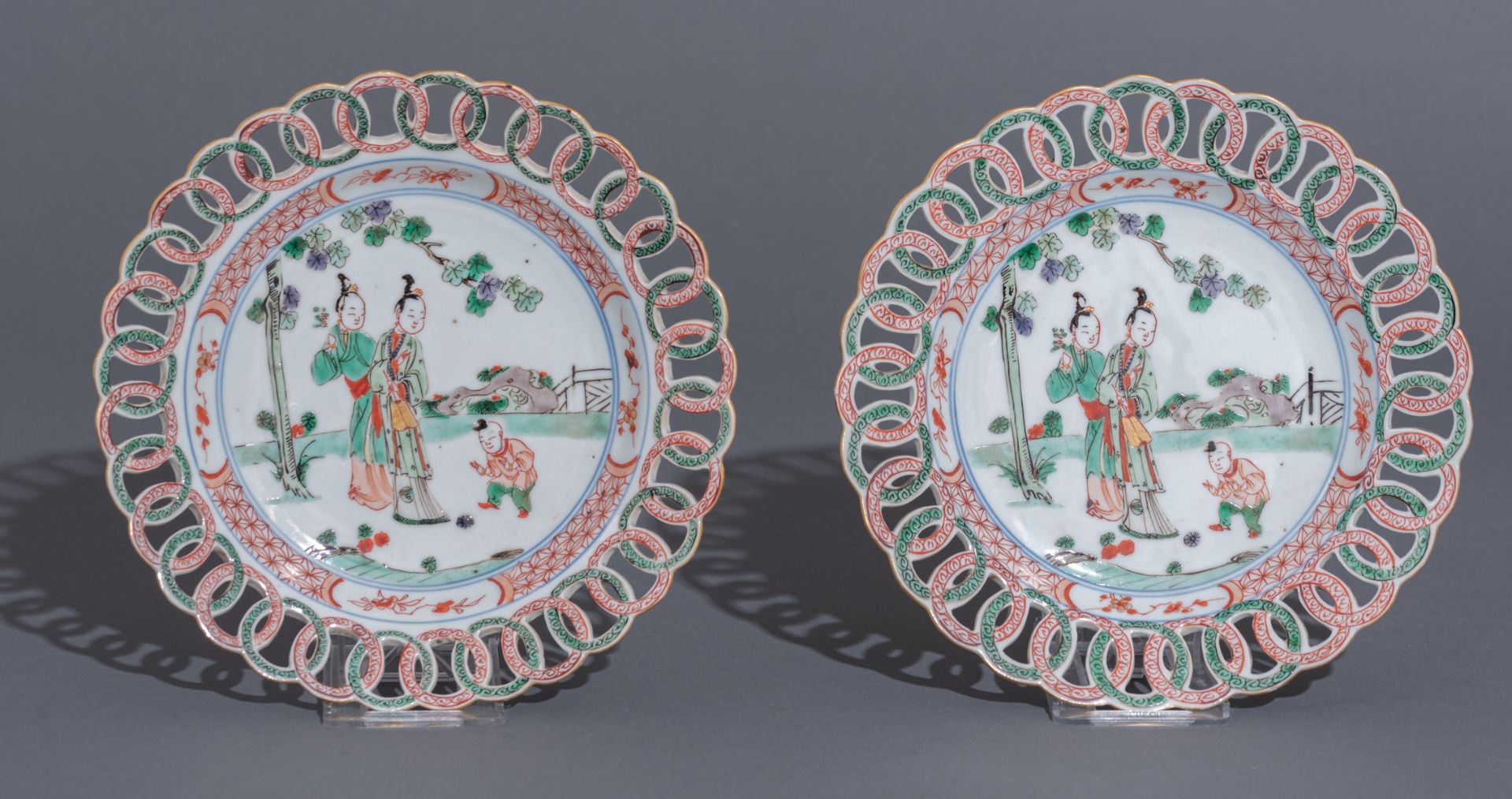A pair of Chinese Kangxi period famille verte 'Ring' dishes - Image 2 of 3
