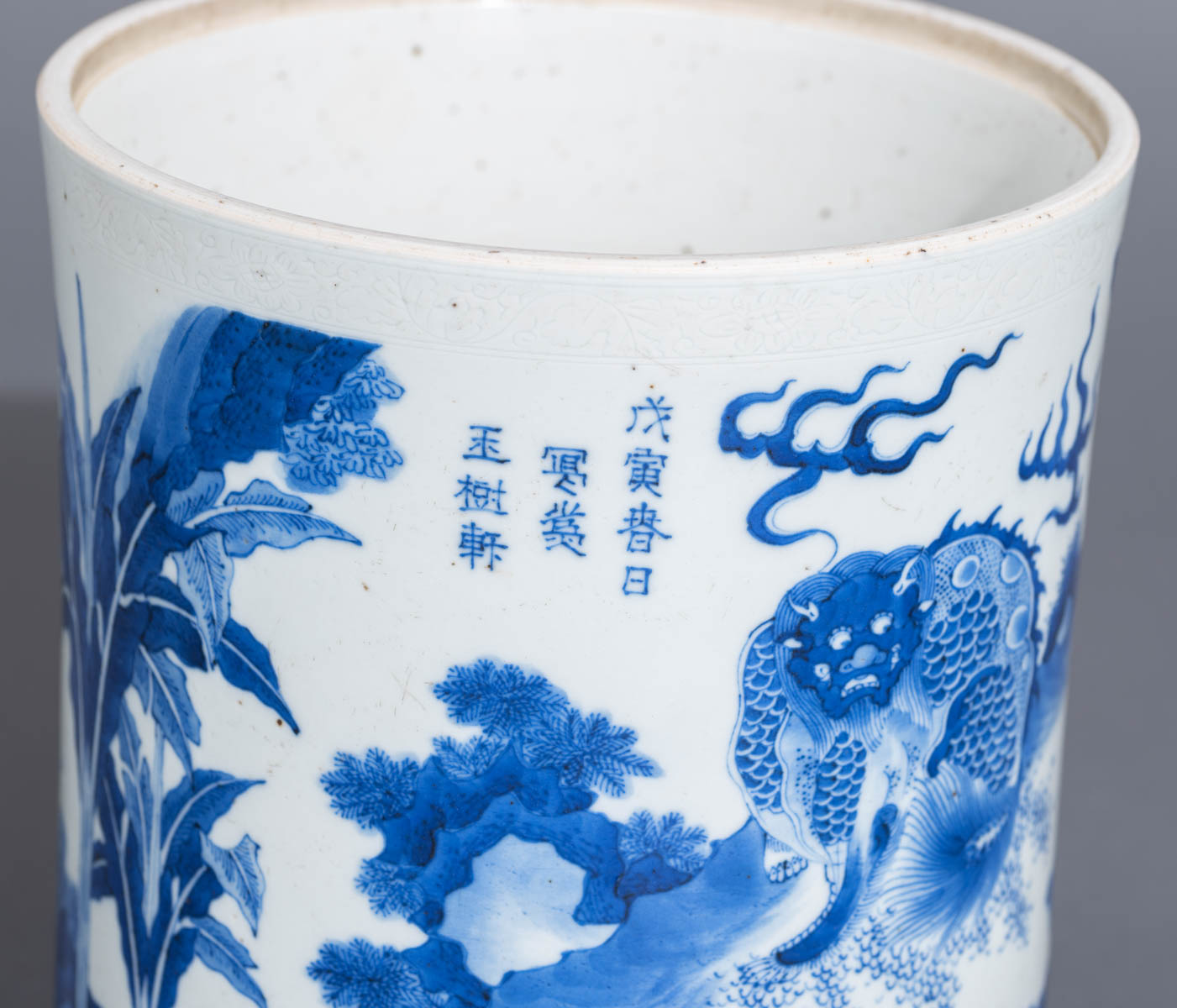 A Chinese blue and white Transitional-style brushpot - Image 6 of 8