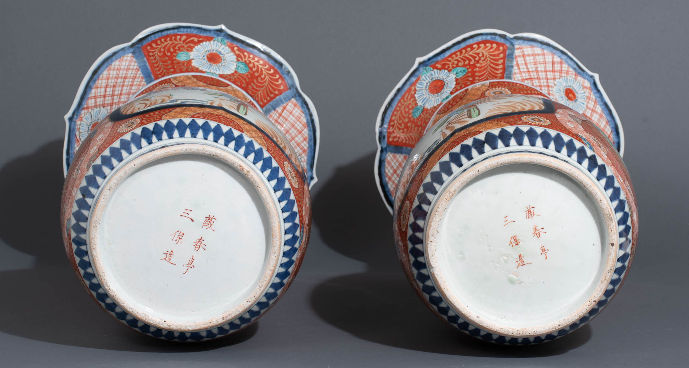 A pair of Japanese vases with scalloped rim - Image 6 of 11