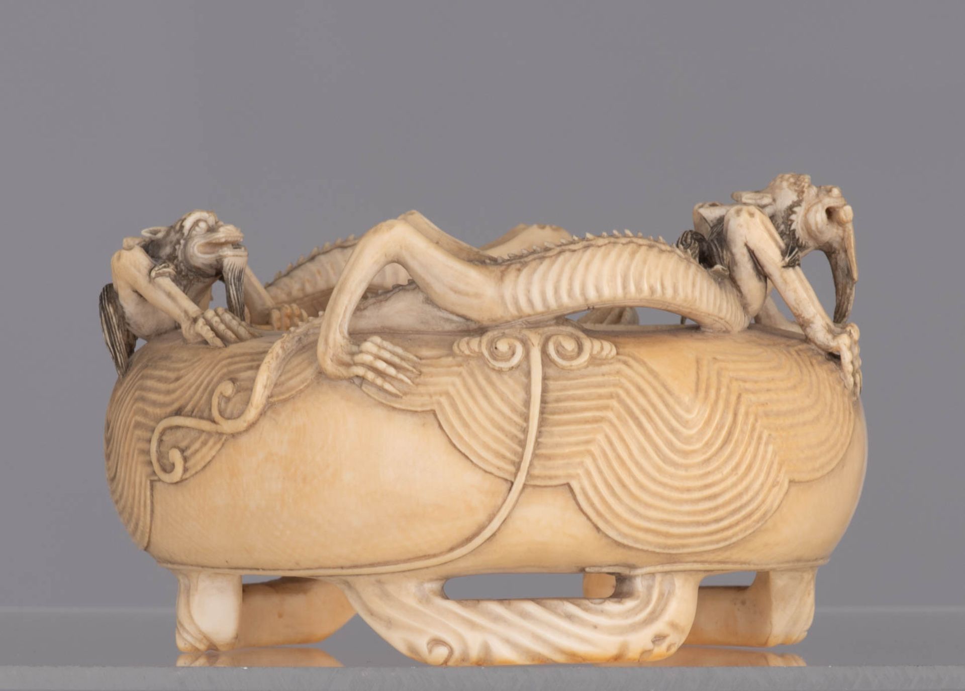 A rare South-East Asian ivory phantasy jar in the shape of a fake brush washer with inside - Bild 4 aus 8