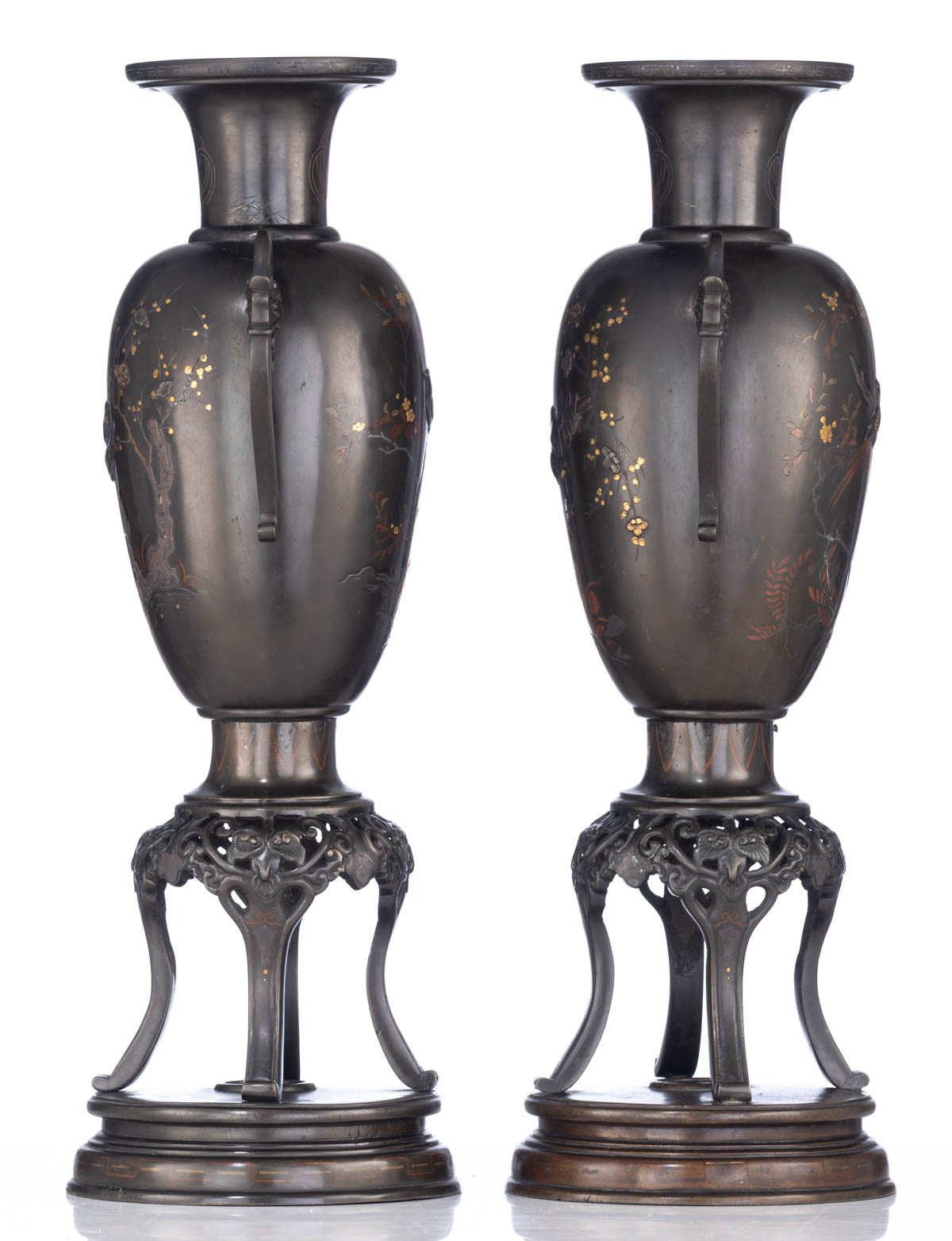 A pair of Japanese bronze vases - Image 3 of 7