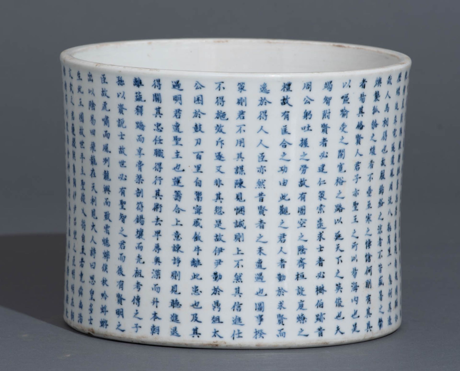 A Chinese blue and white brushpot with the text of 'Sheng Zhu De Xian Chen Song' - Bild 2 aus 10