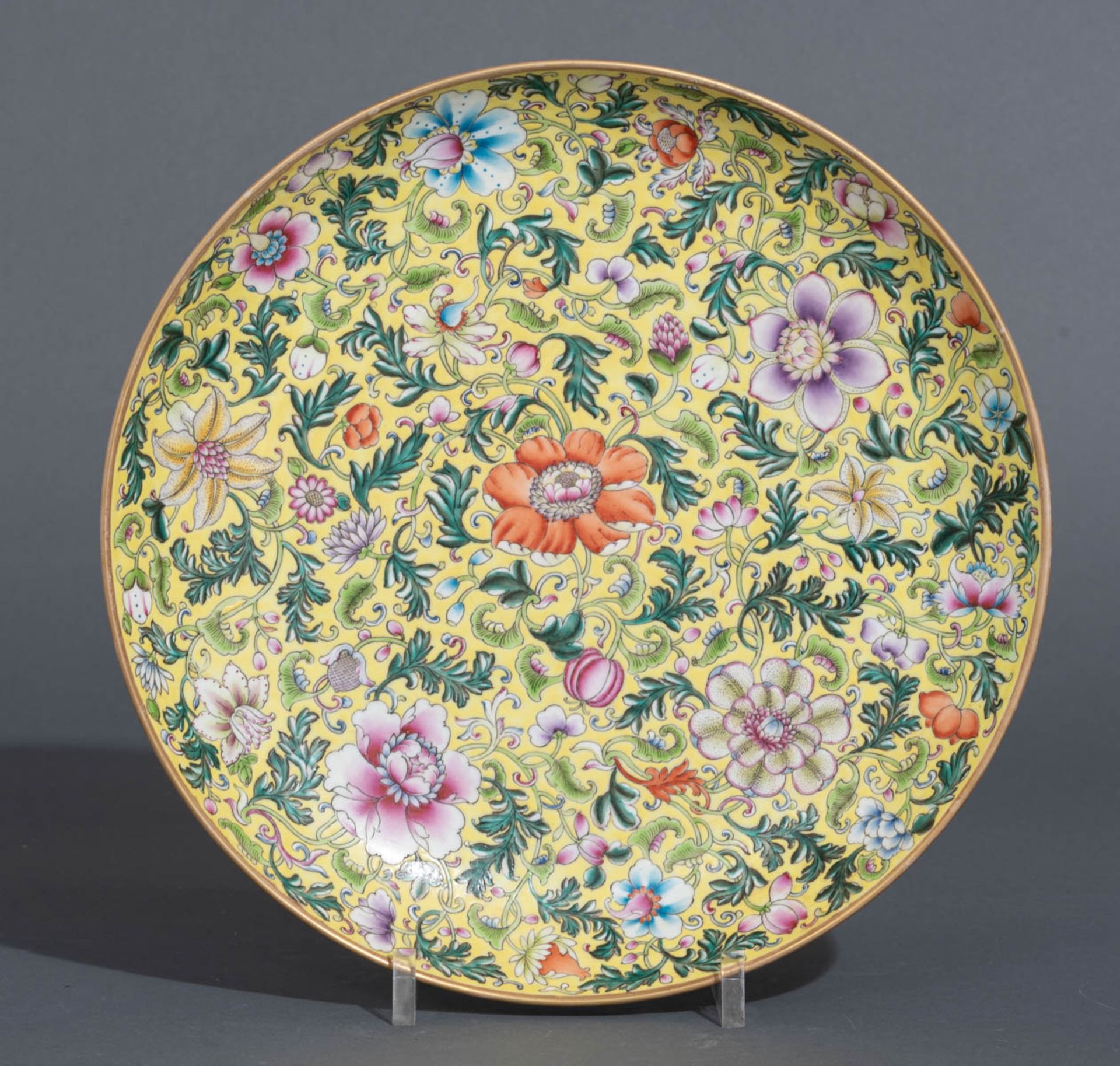 A Chinese famille jaune floral decorated plate - Bild 2 aus 4