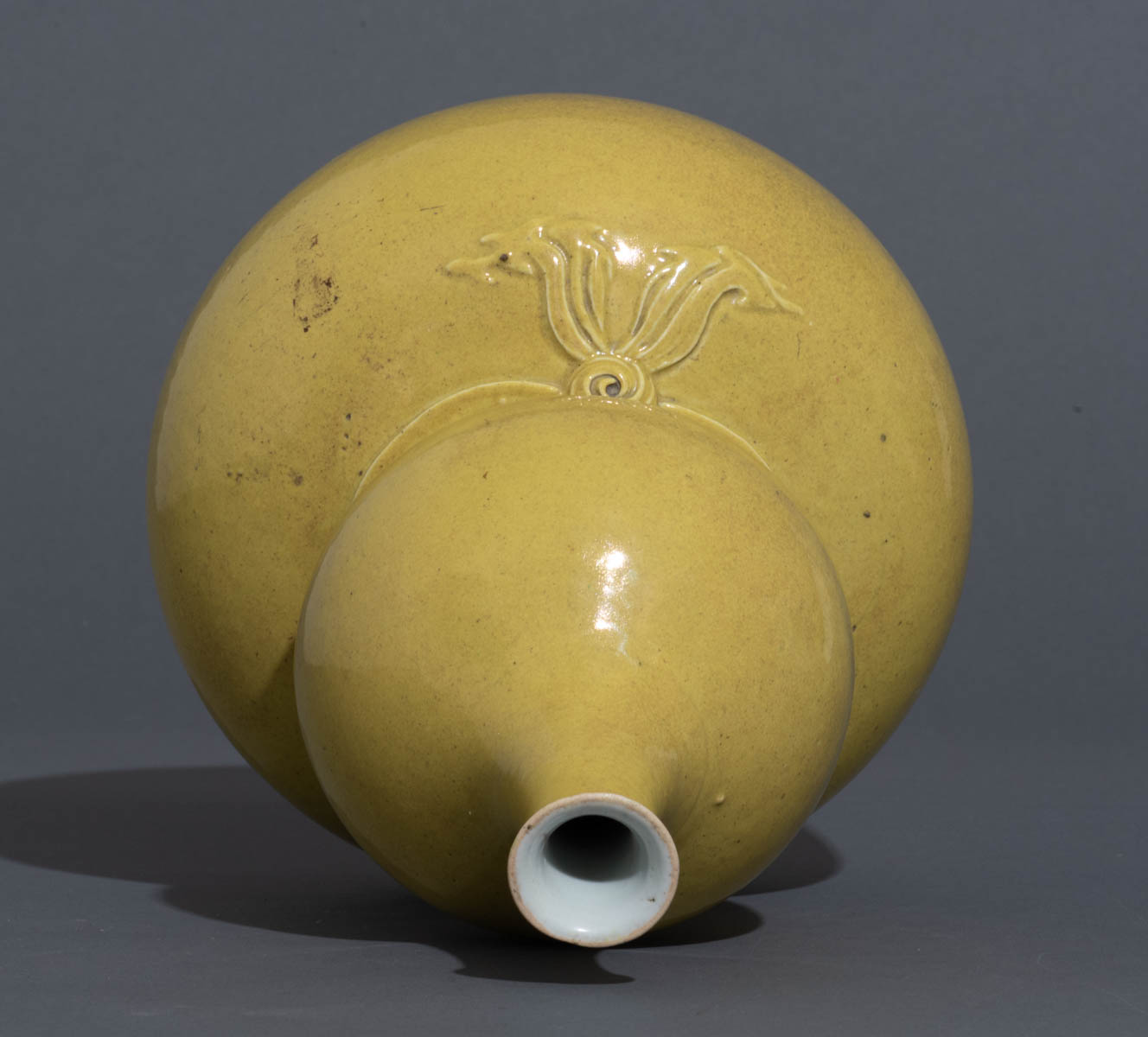 A Chinese yellow monochrome glazed double gourd vase - Image 6 of 8