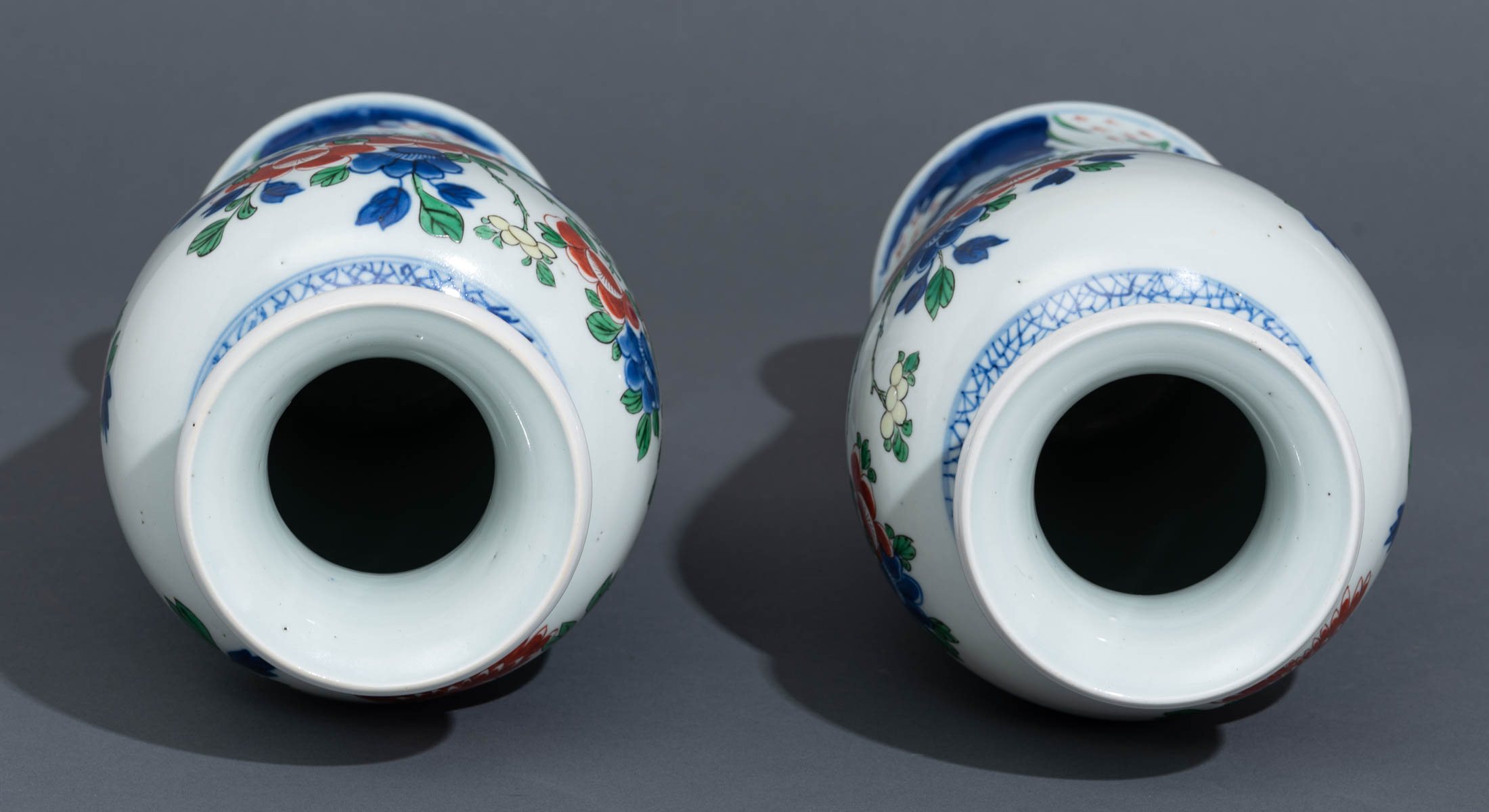 A pair of Chinese wucai vases - Image 6 of 7