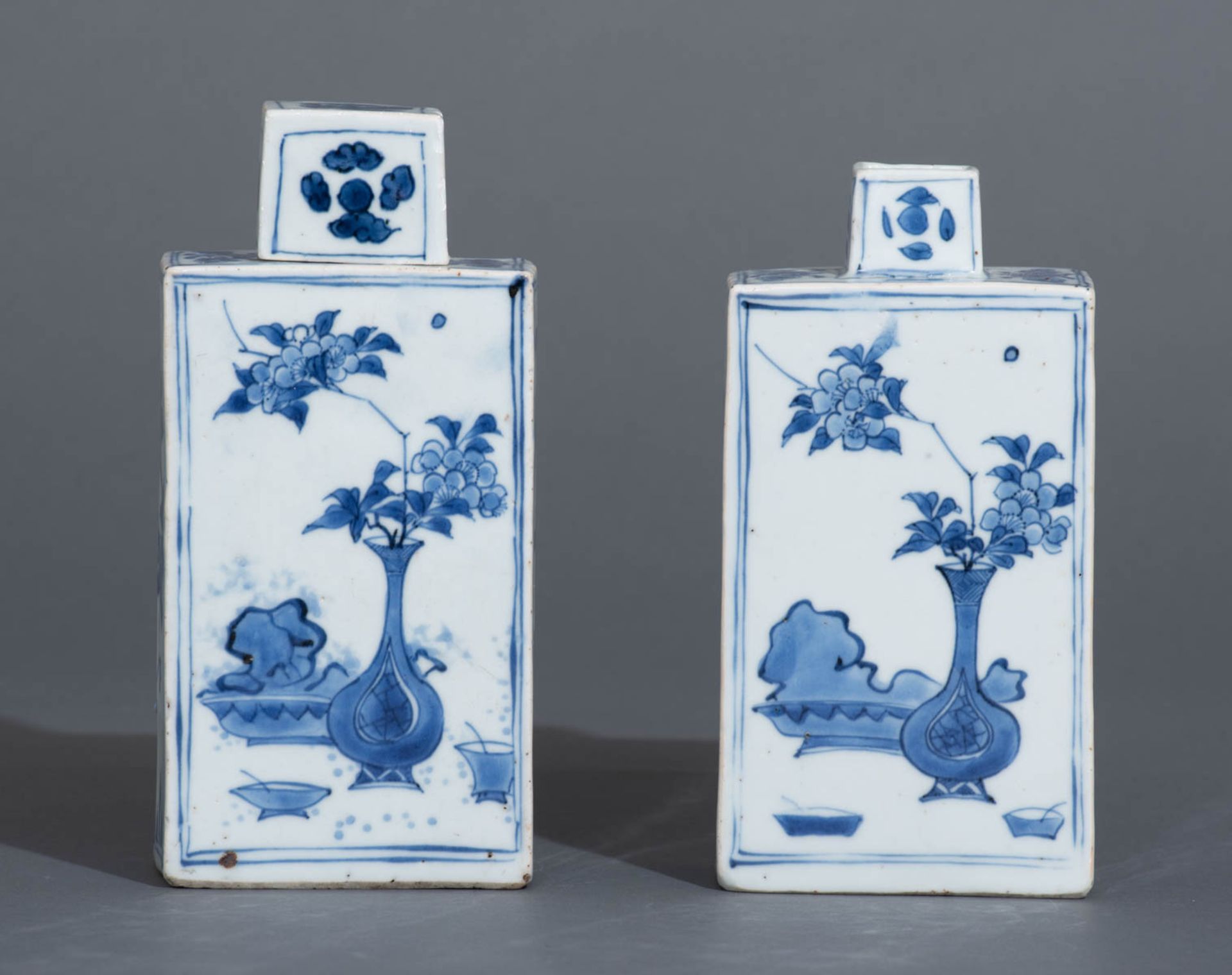 A pair of Chinese blue and white tea caddies - Image 2 of 7