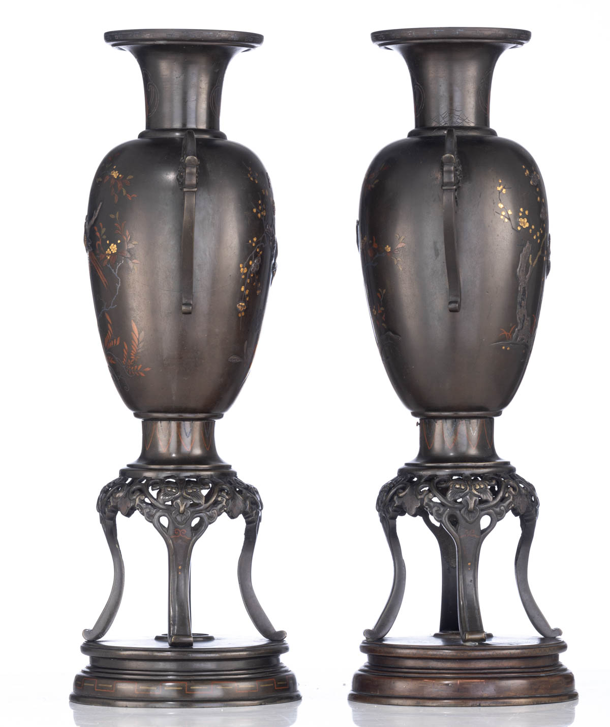 A pair of Japanese bronze vases - Image 5 of 7