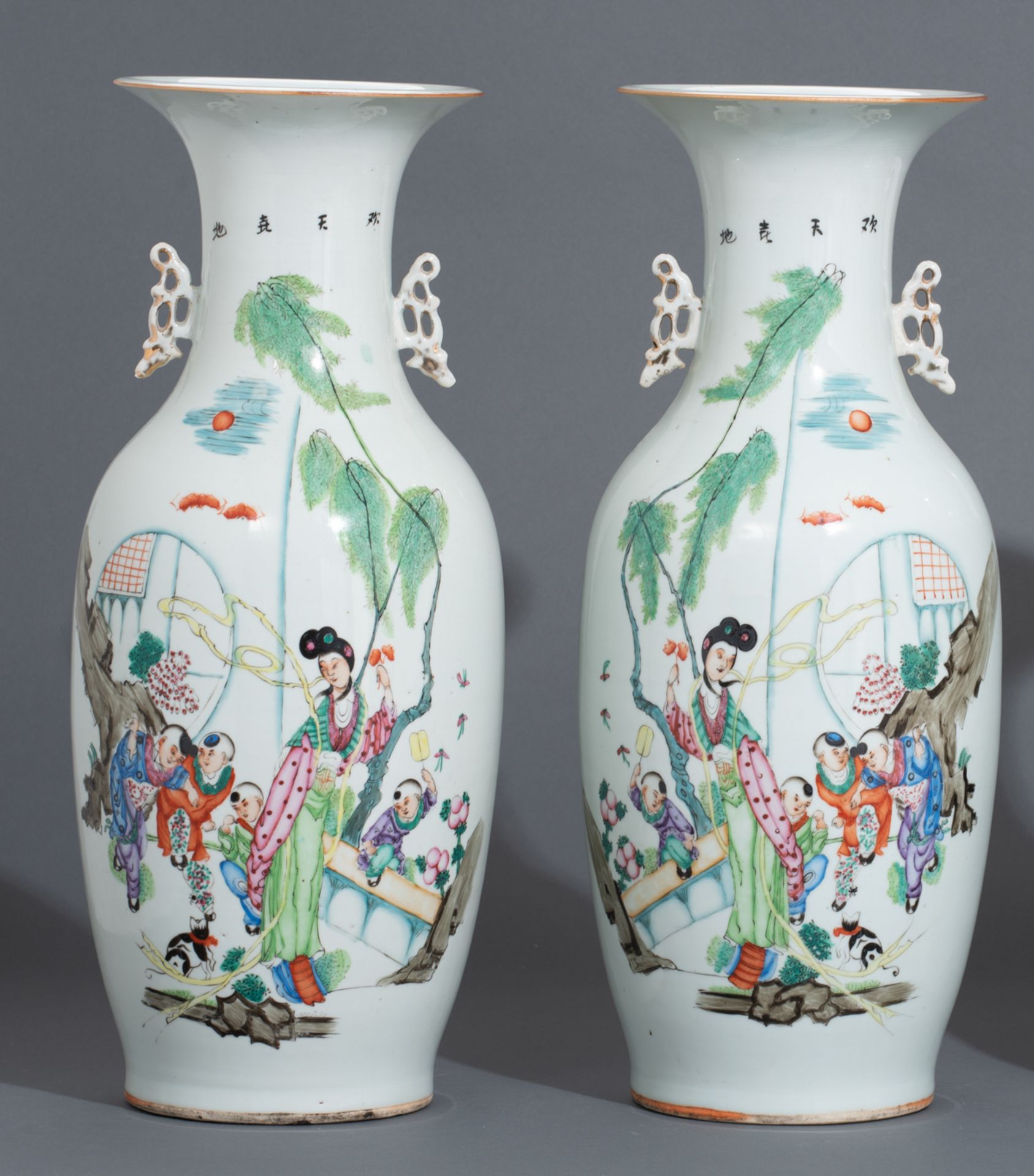 A pair of Chinese famille rose vases - Bild 2 aus 7