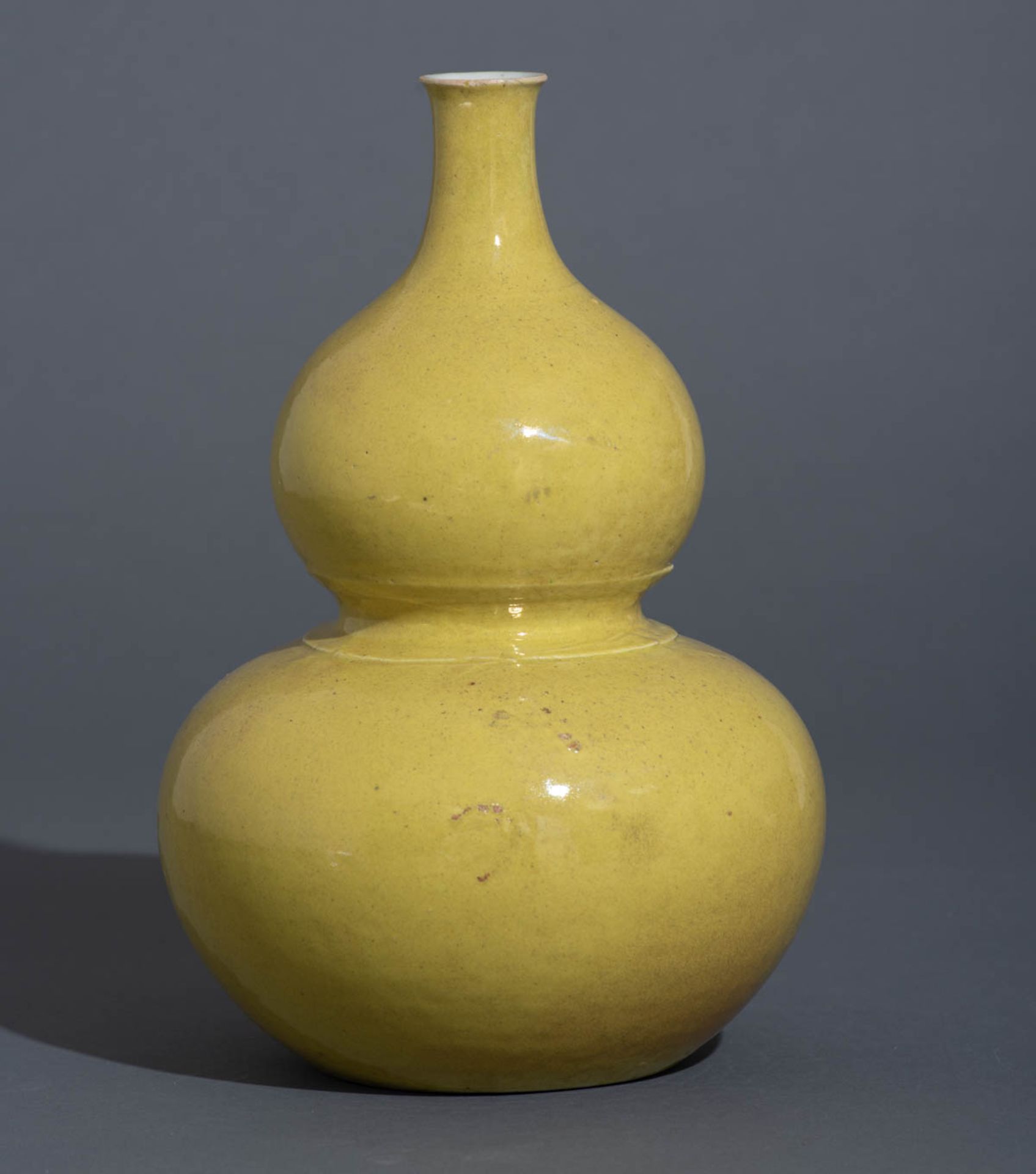 A Chinese yellow monochrome glazed double gourd vase - Bild 4 aus 8