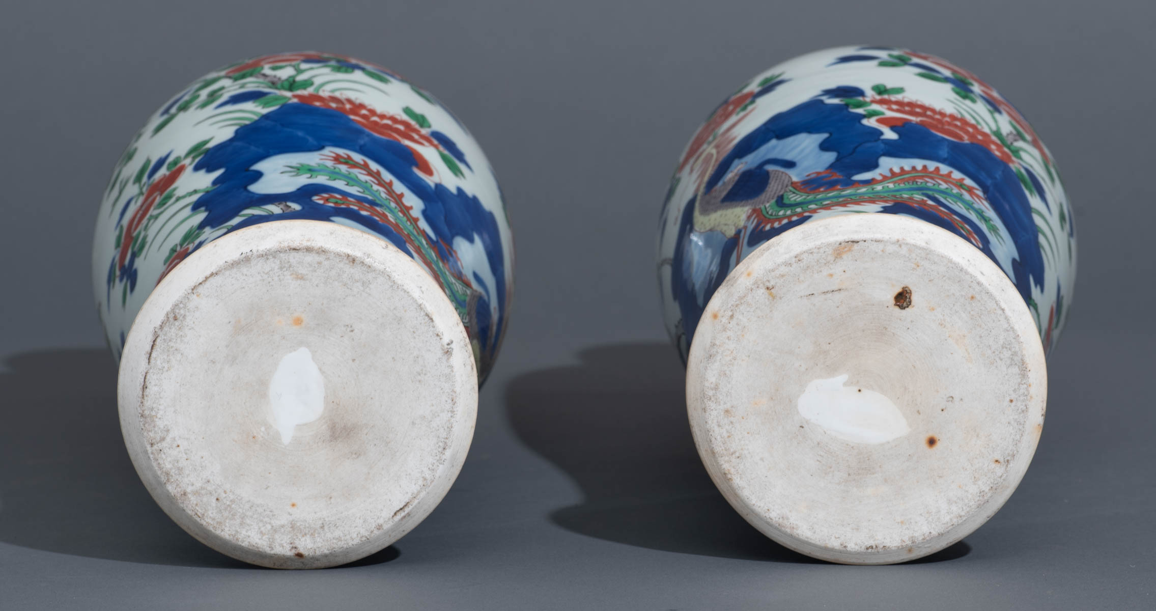 A pair of Chinese wucai vases - Image 7 of 7