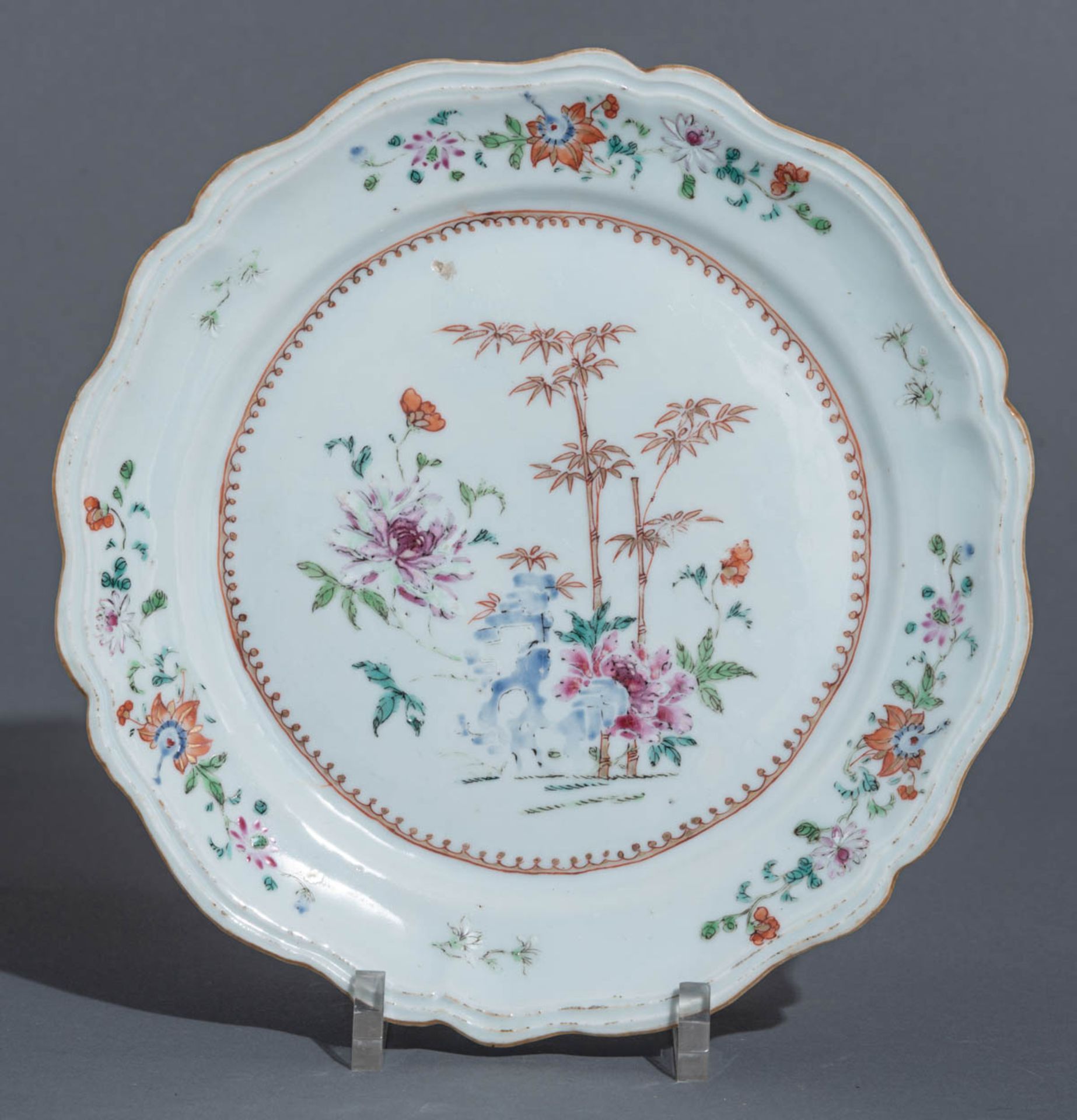 Three Chinees famille rose flower-shaped export porcelain plates - Bild 2 aus 9