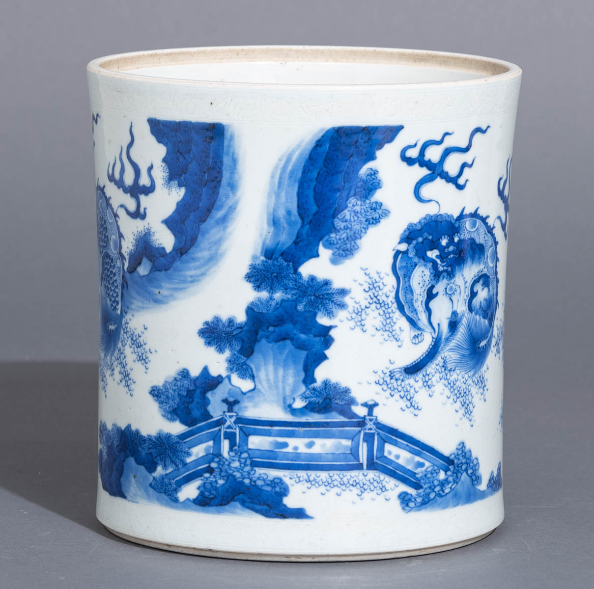 A Chinese blue and white Transitional-style brushpot - Image 3 of 8
