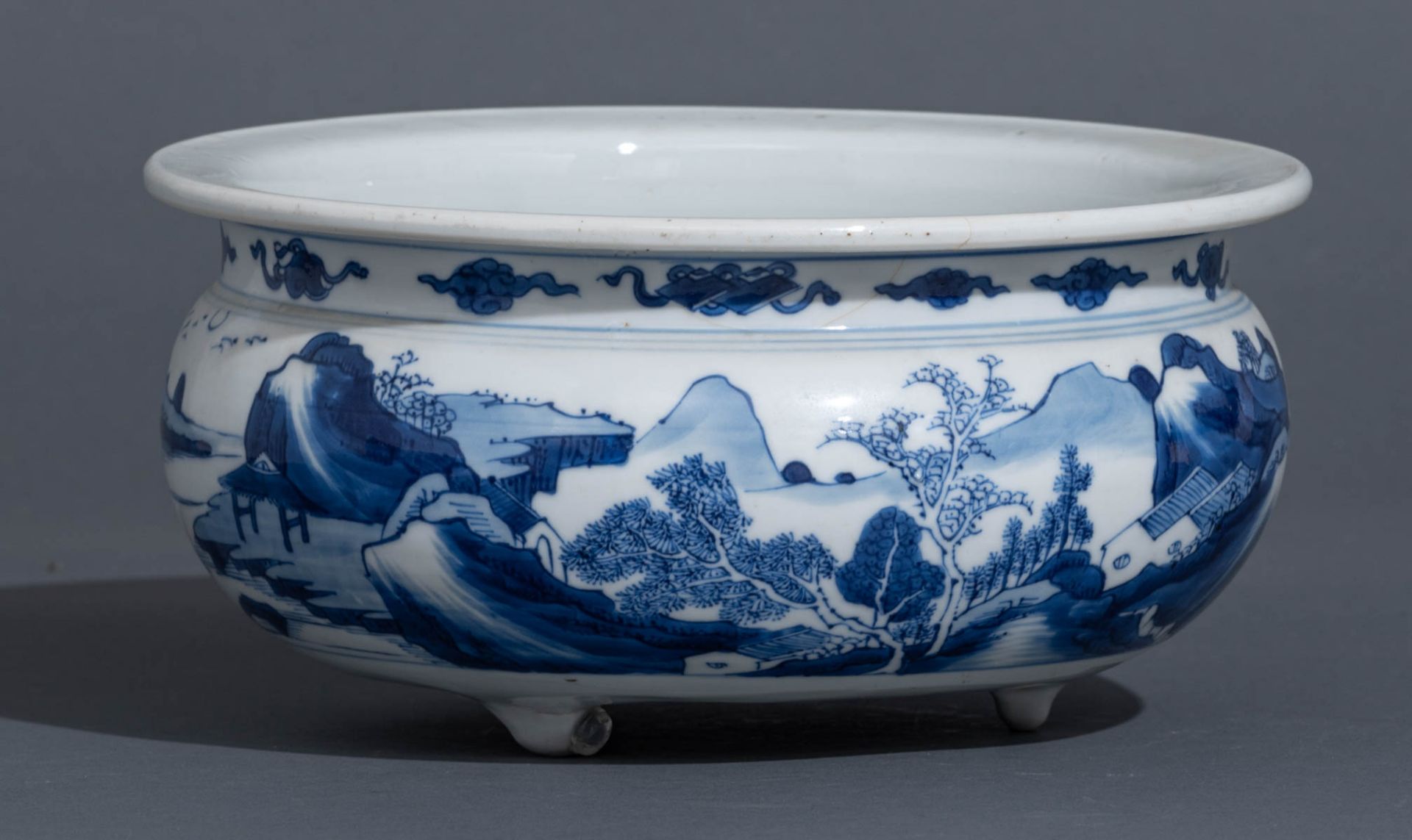 A Chinese blue and white tripod bowl - Bild 6 aus 8