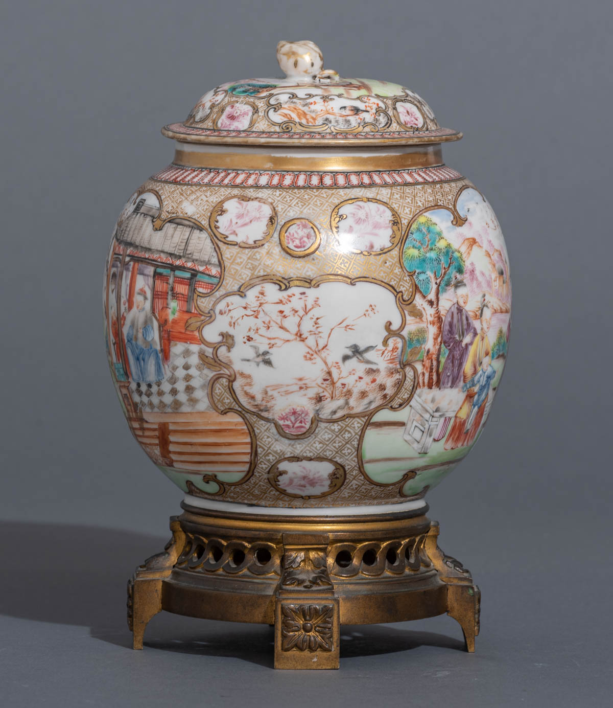 A Chinese export porcelain ginger jar in the so-called 'Rockefeller pattern' - Image 5 of 7