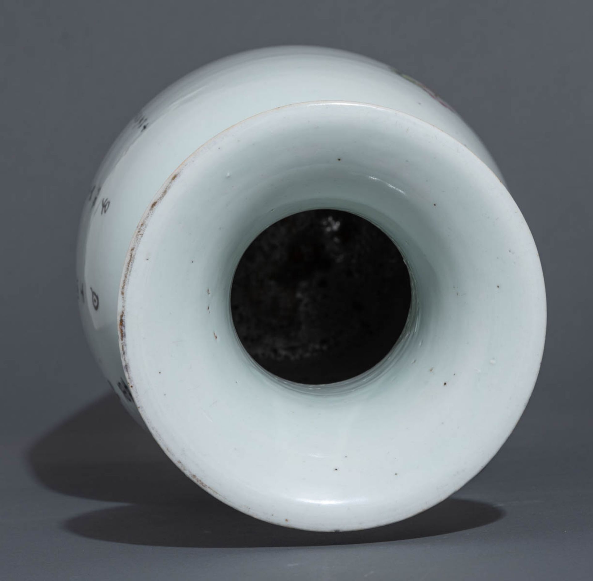 A Chinese polychrome vase - Bild 6 aus 7