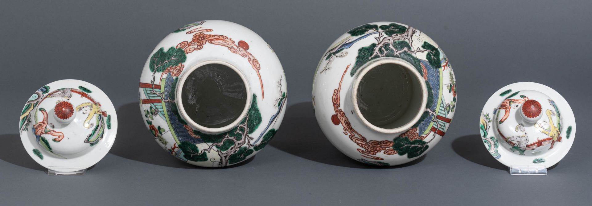 Two Chinese polychrome vases and covers - Bild 6 aus 7