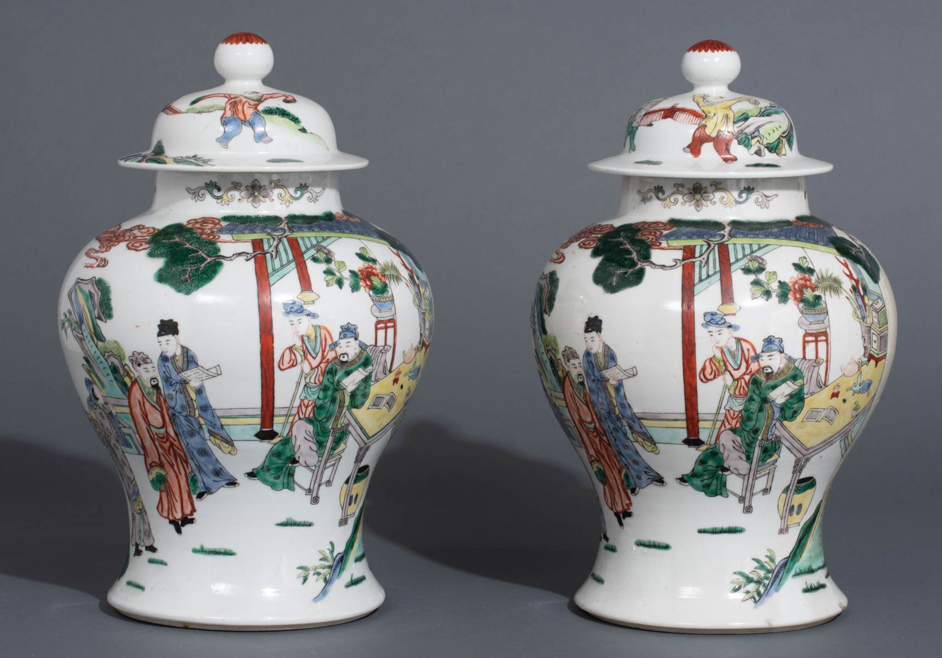 Two Chinese polychrome vases and covers - Bild 2 aus 7