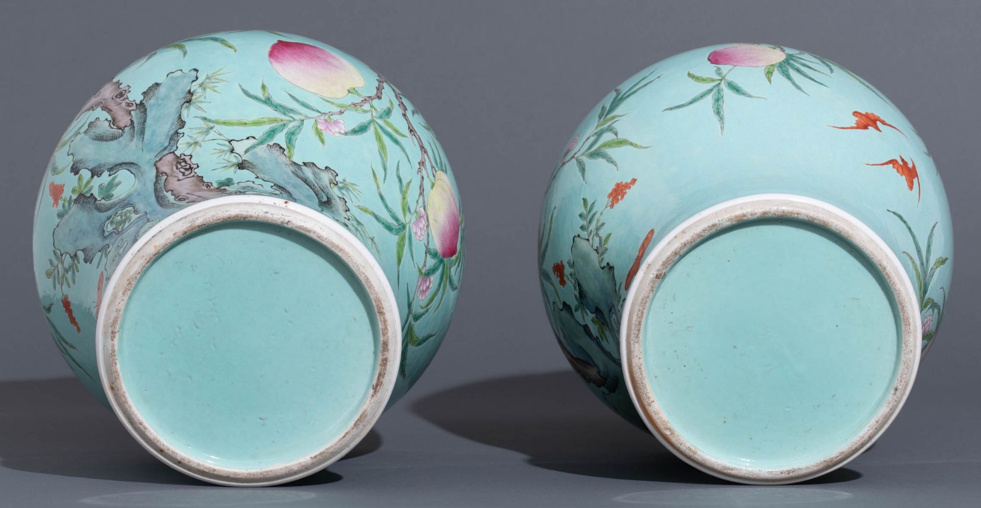 A pair of turquoise ground covered vases - Bild 7 aus 9
