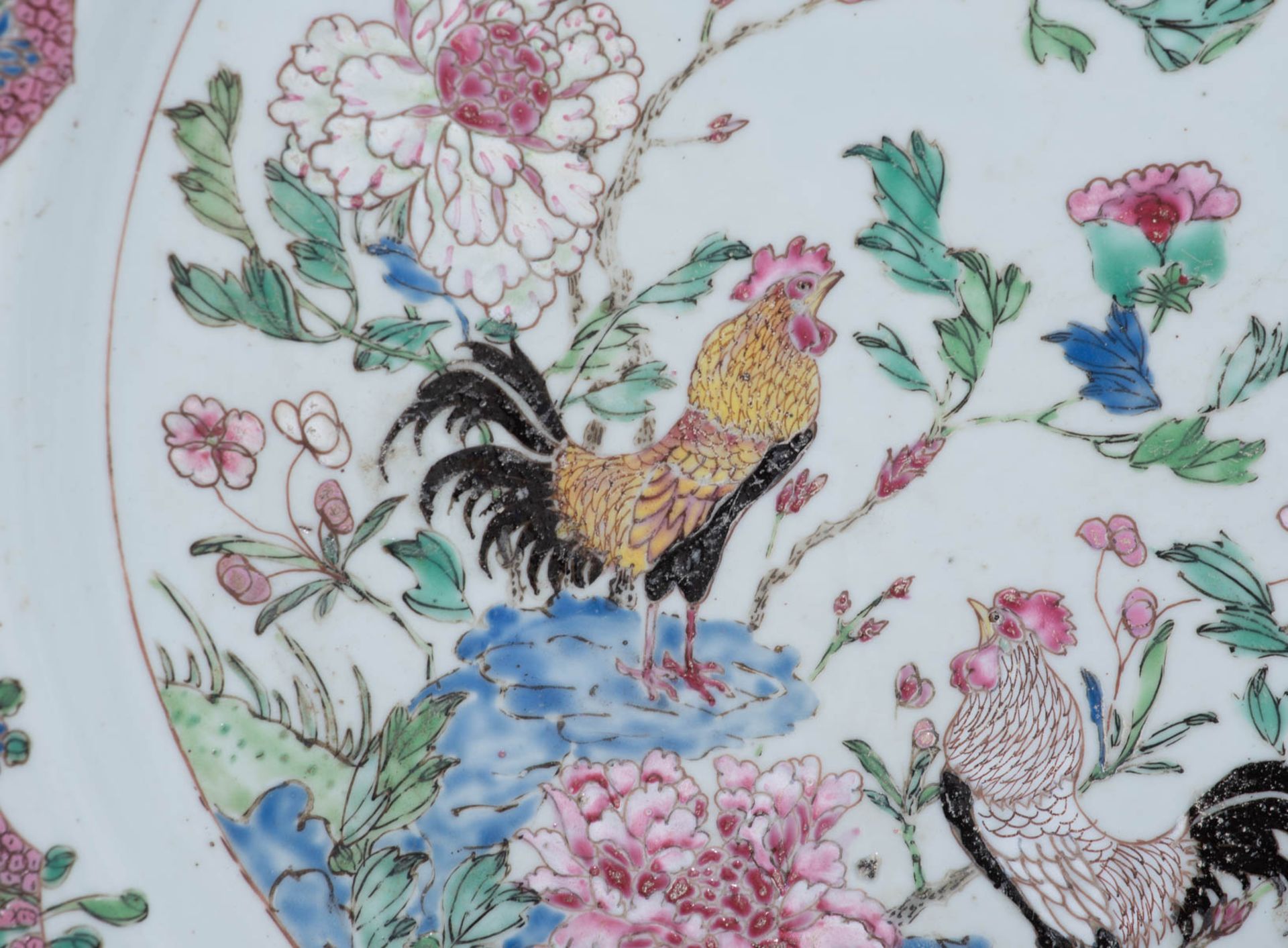 A Chinese famille rose export porcelain plate - Image 7 of 8